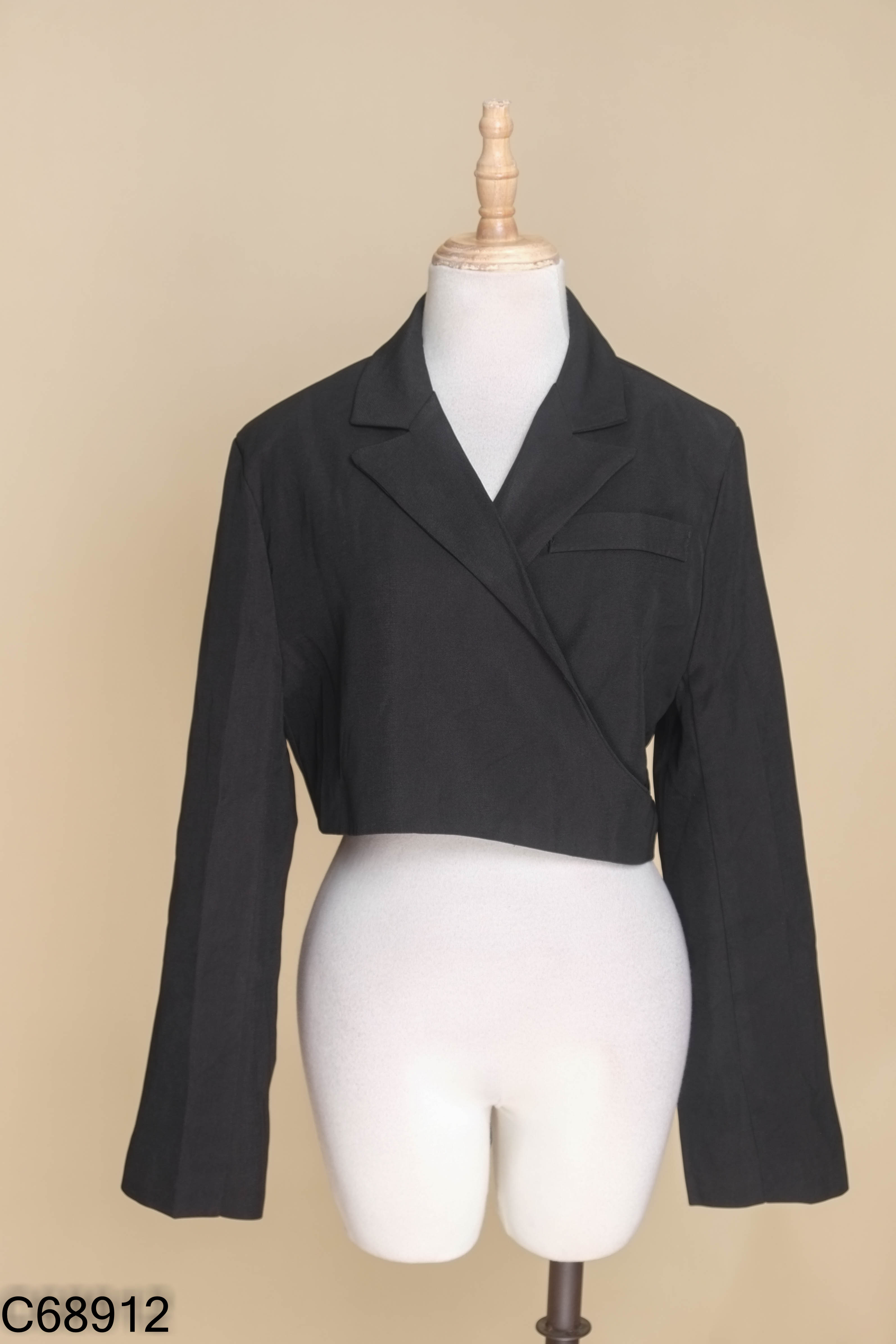 Áo đen cổ vest dáng crotop buộc dây