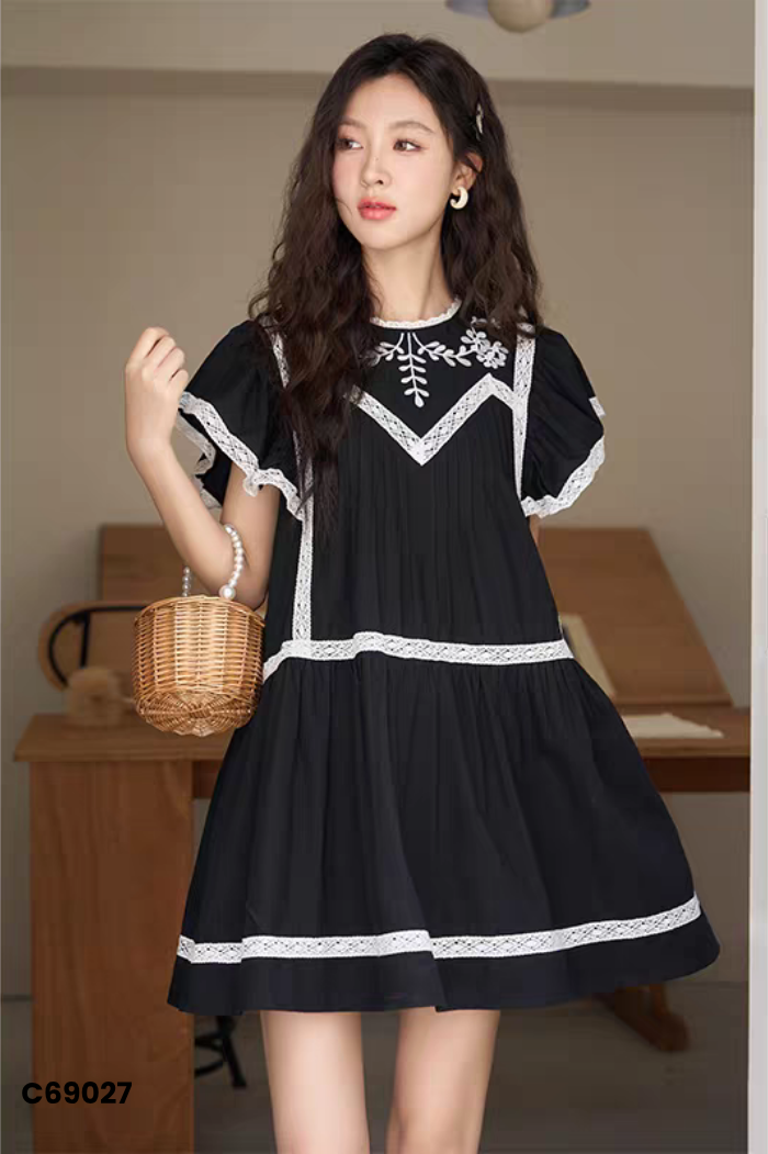 Váy đen thêu trắng viền be