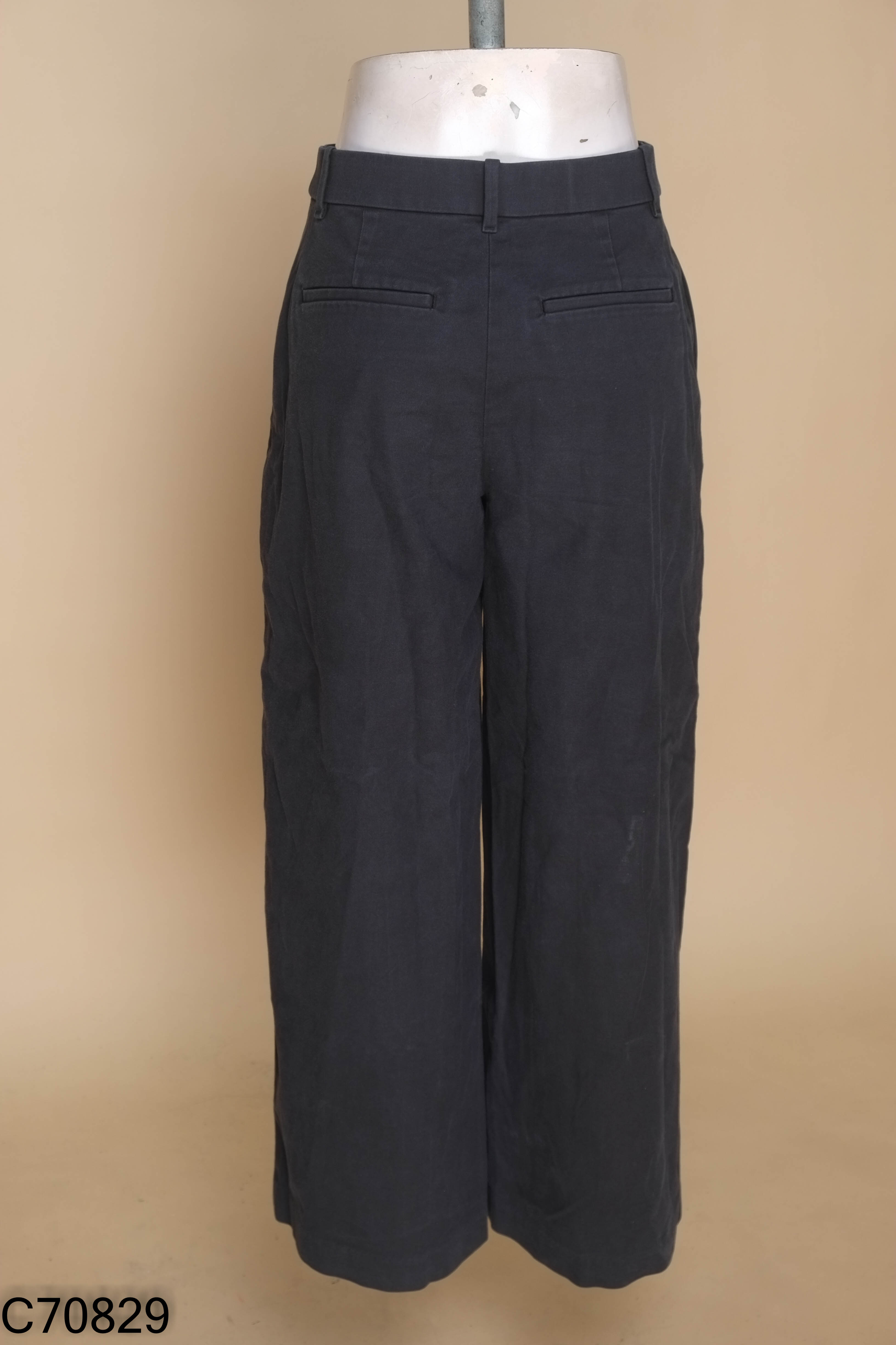 Quần kaki UNIQLO đen ống rộng