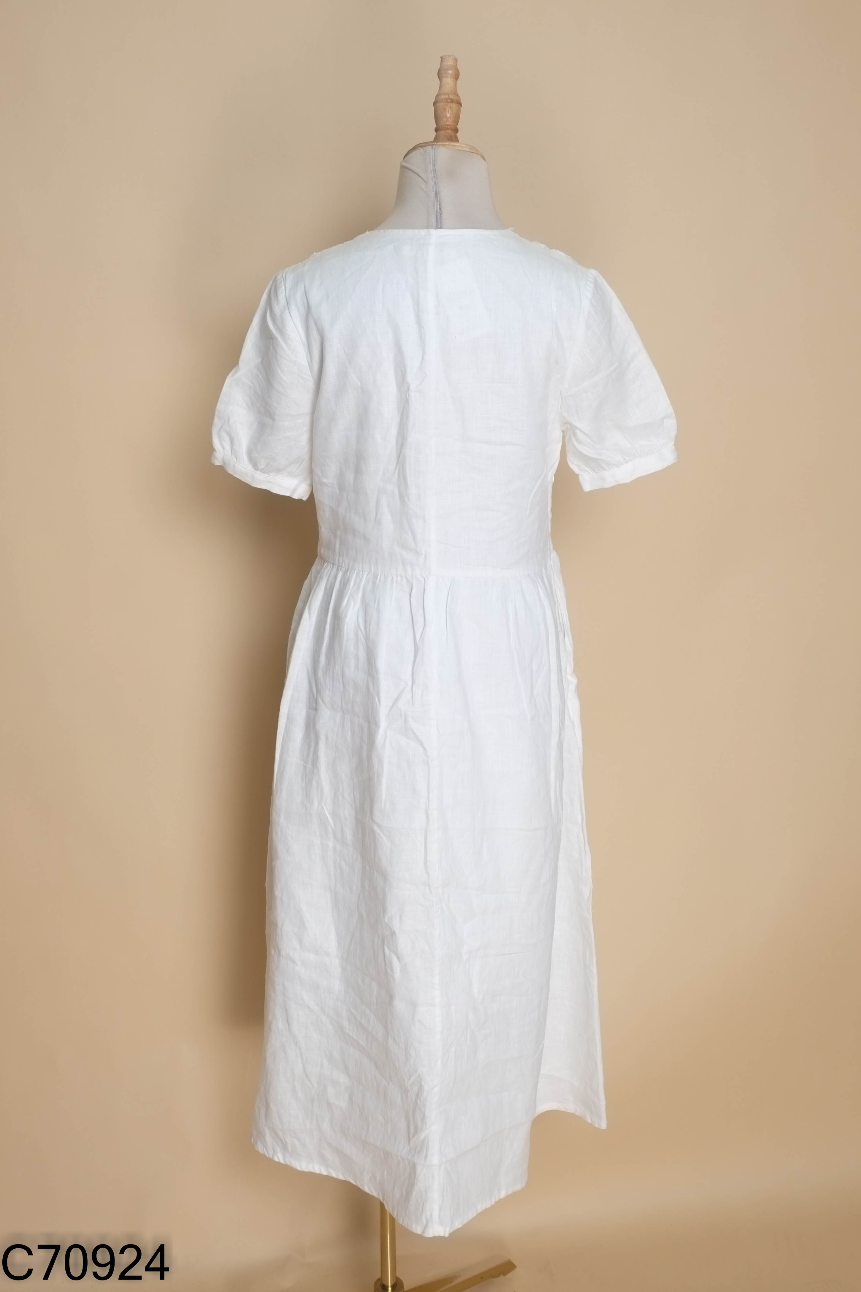 Váy linen be viền ren