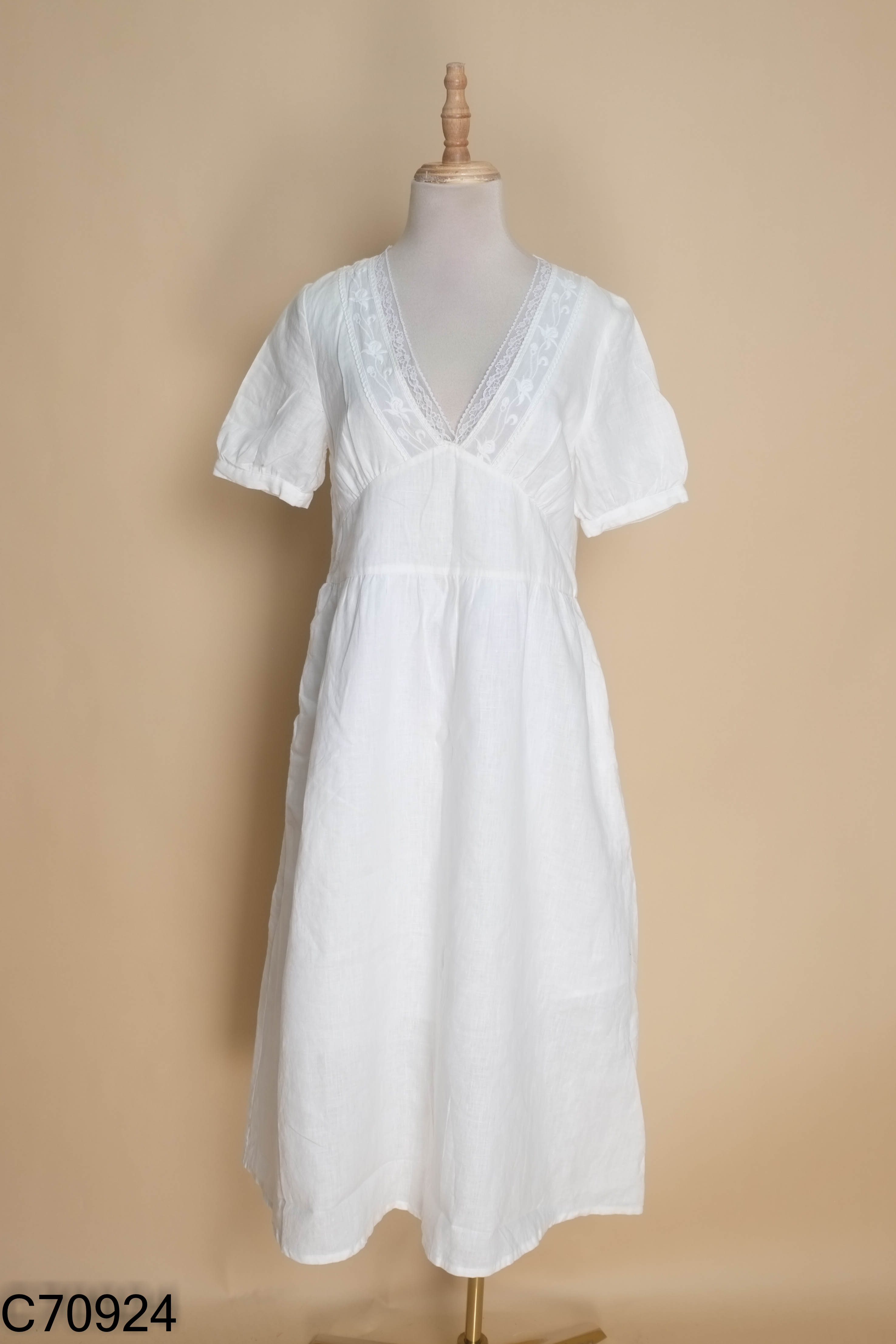 Váy linen be viền ren