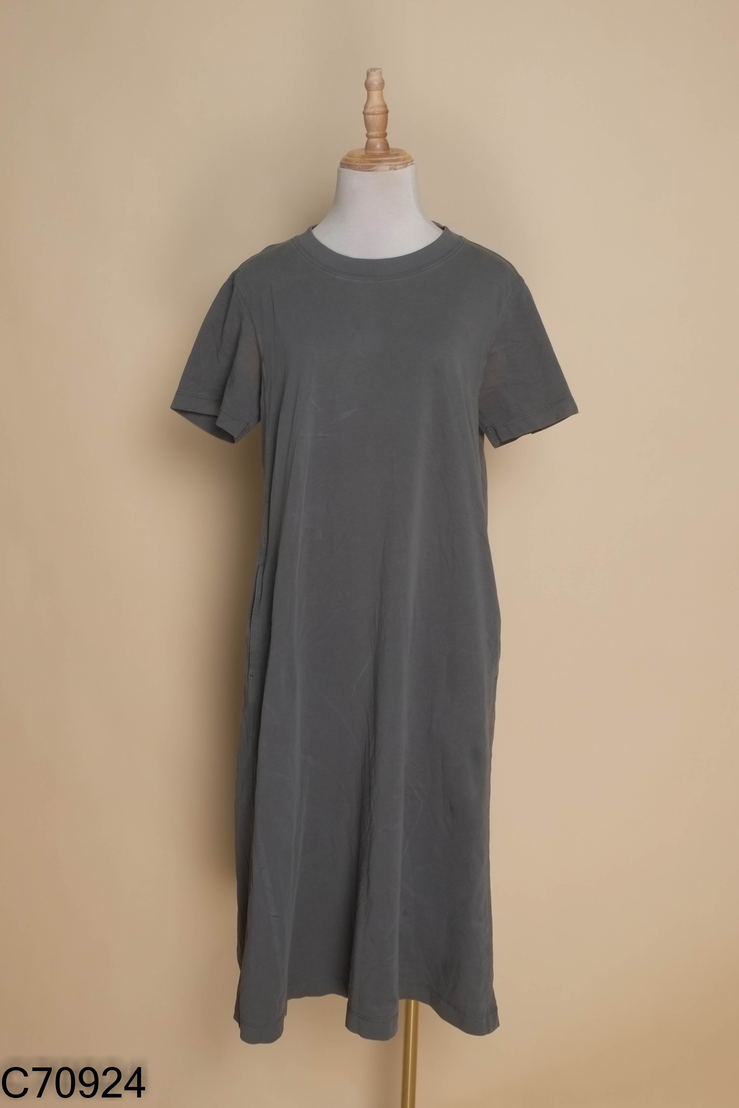 Váy UNIQLO xám đậm