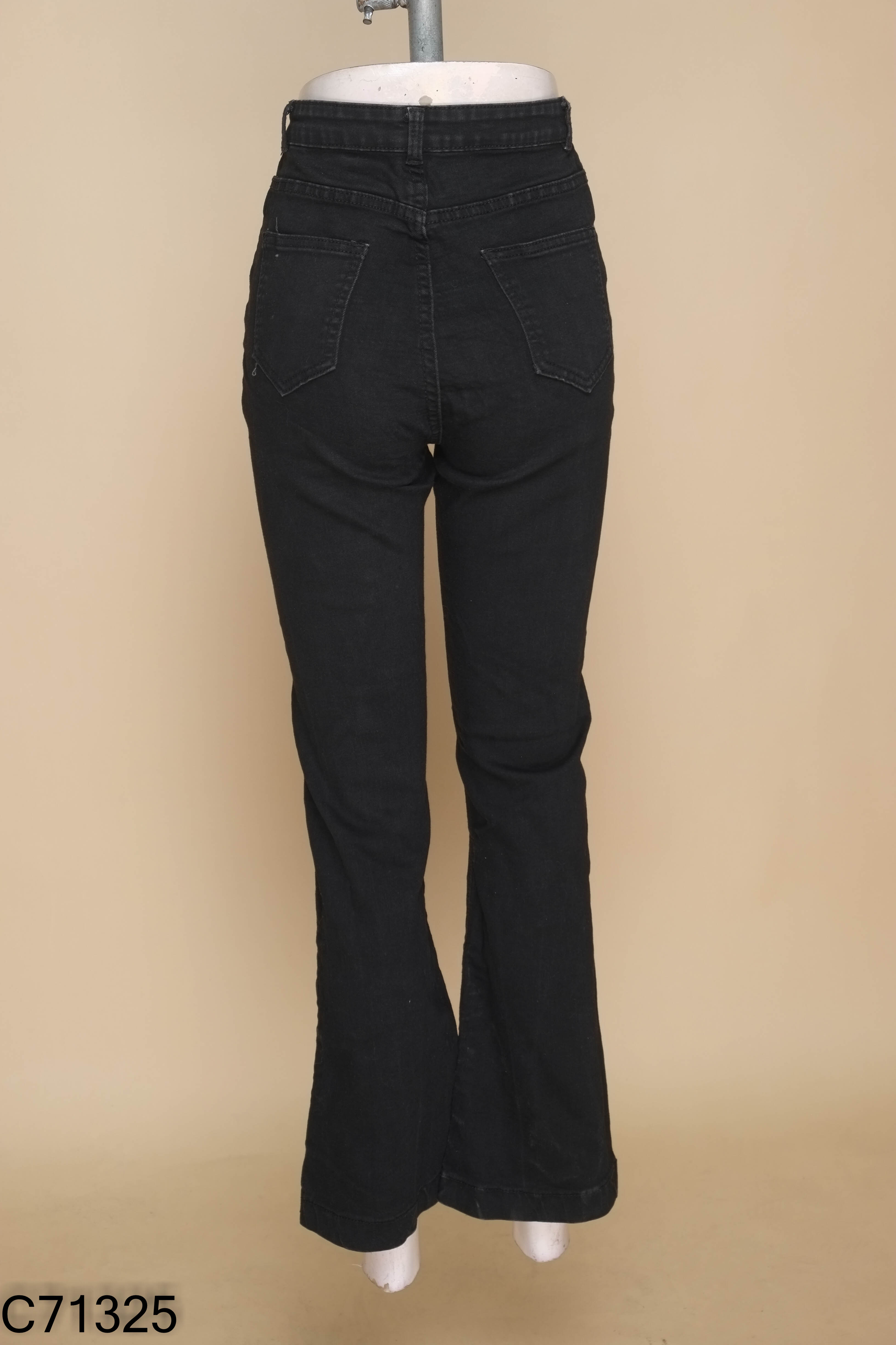 Quần jeans đen ống loe