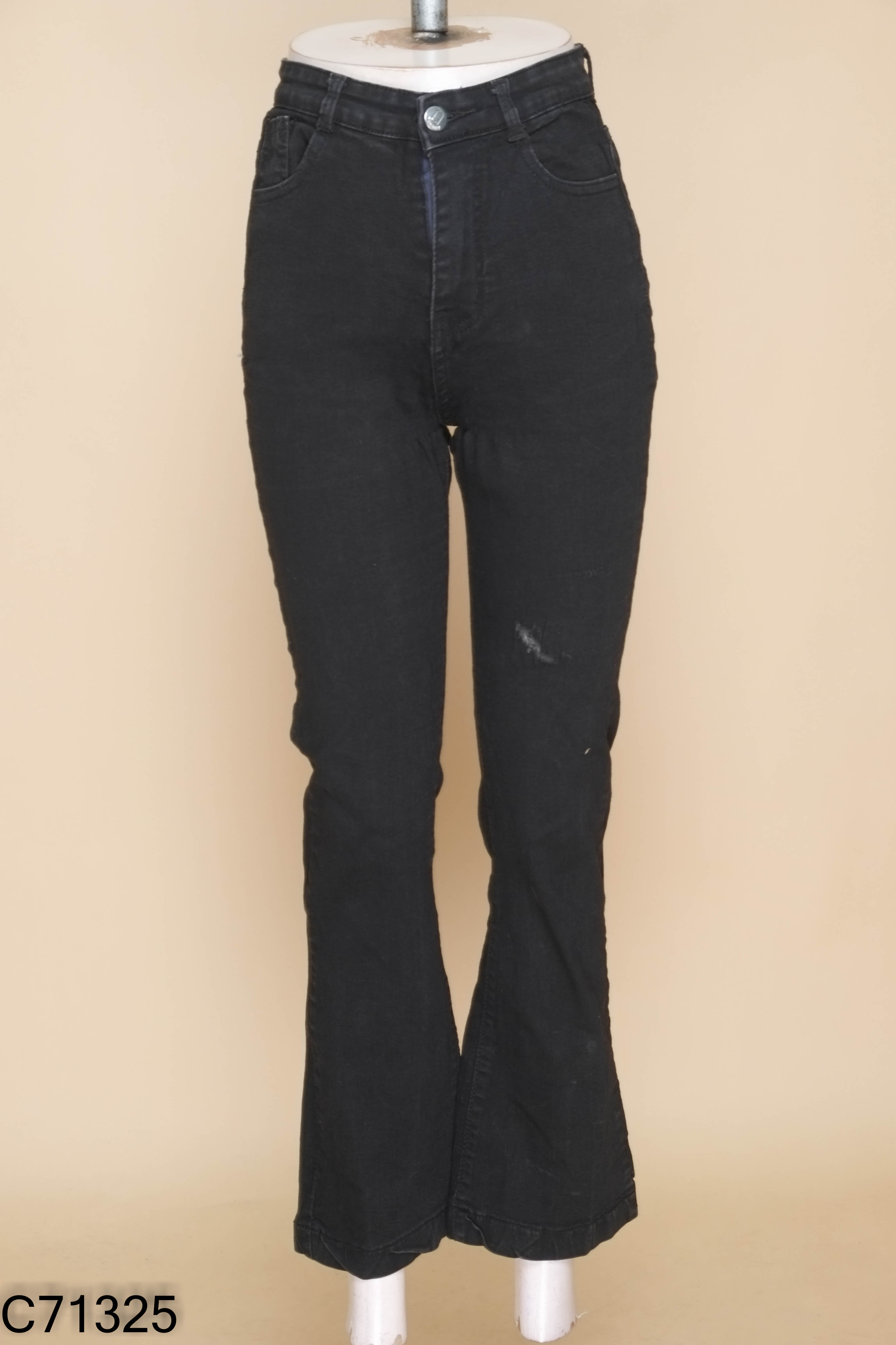 Quần jeans đen ống loe