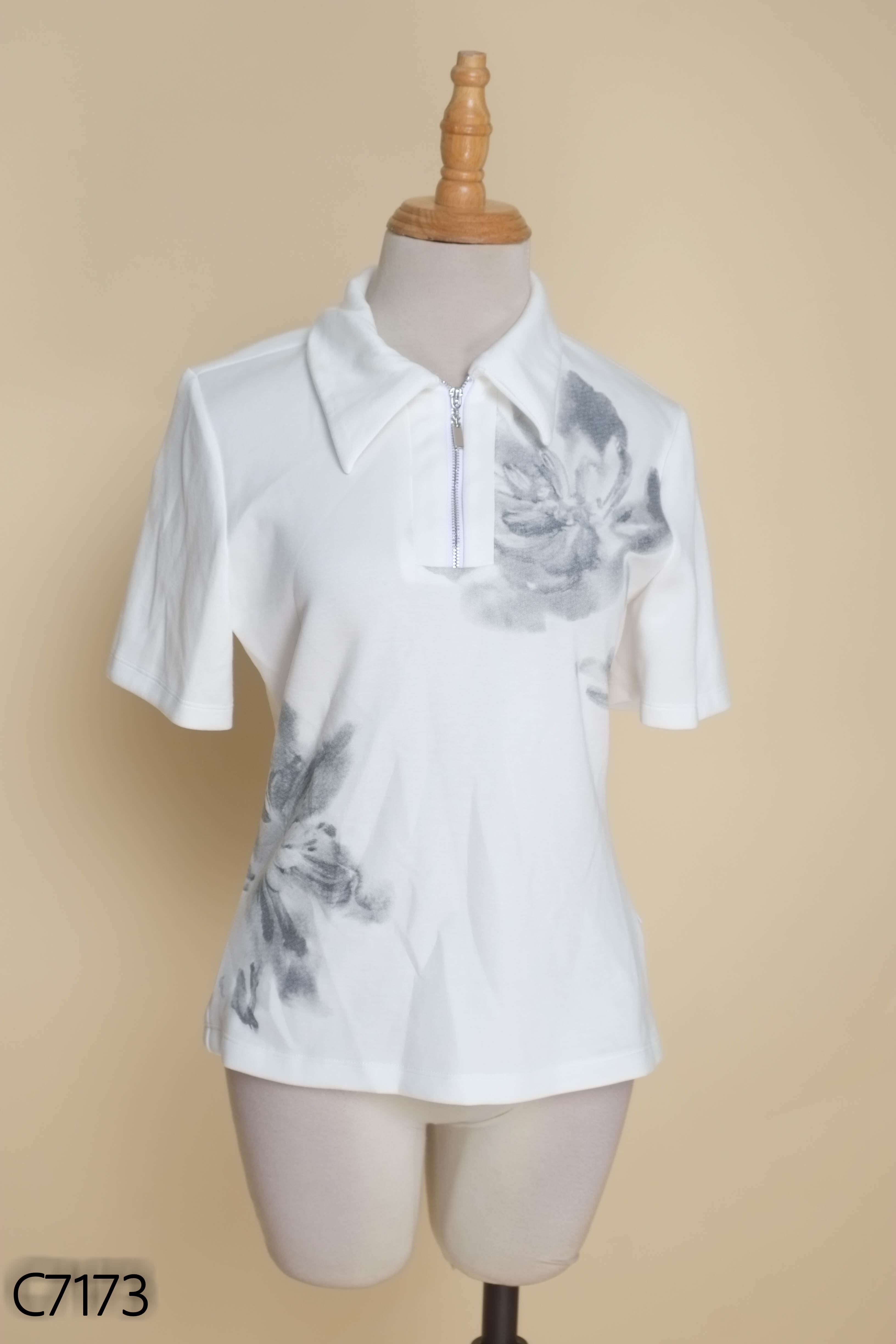 Áo polo CCHAT trắng in hoa