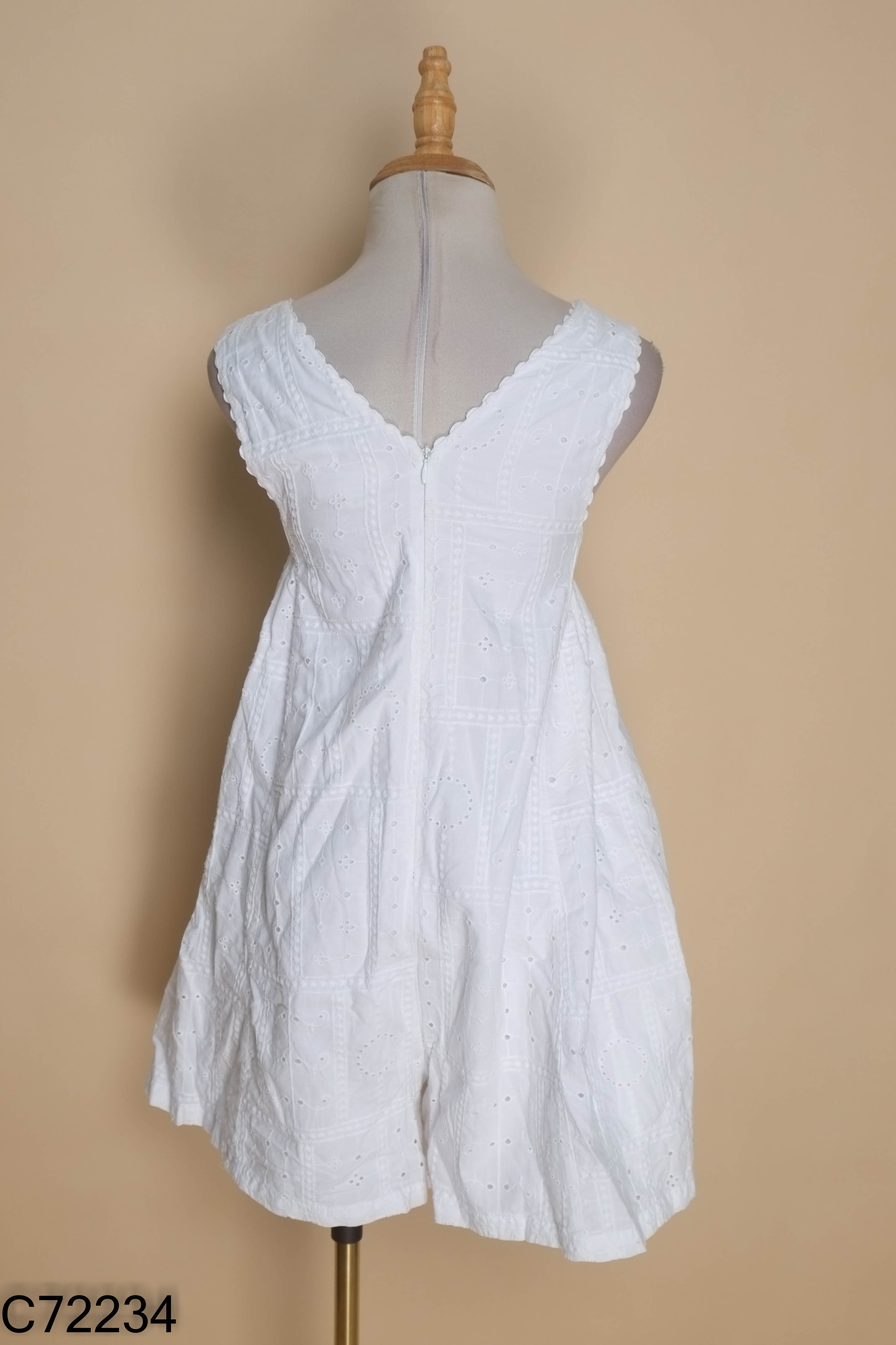 Jumpsuit trắng họa tiết