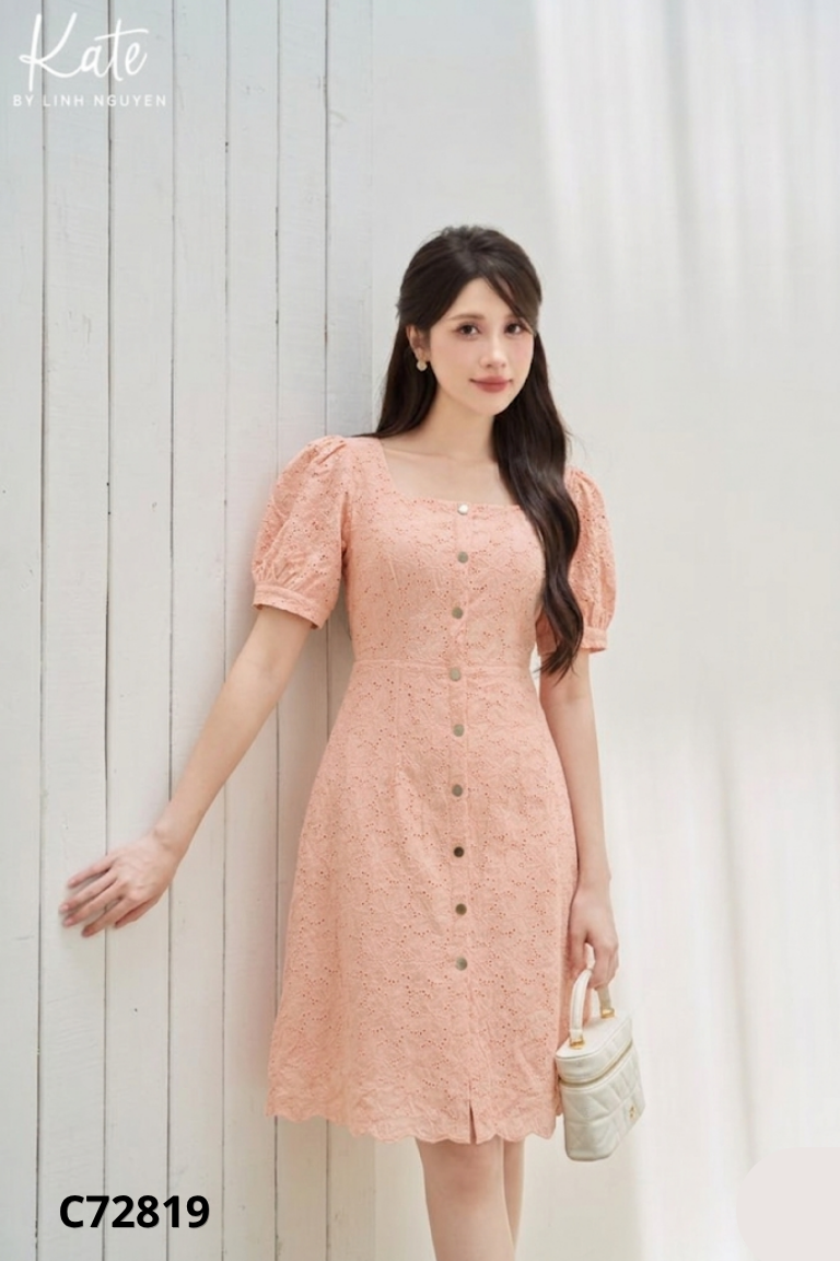 Váy hồng KATE cổ vuông họa tiết dập lỗ