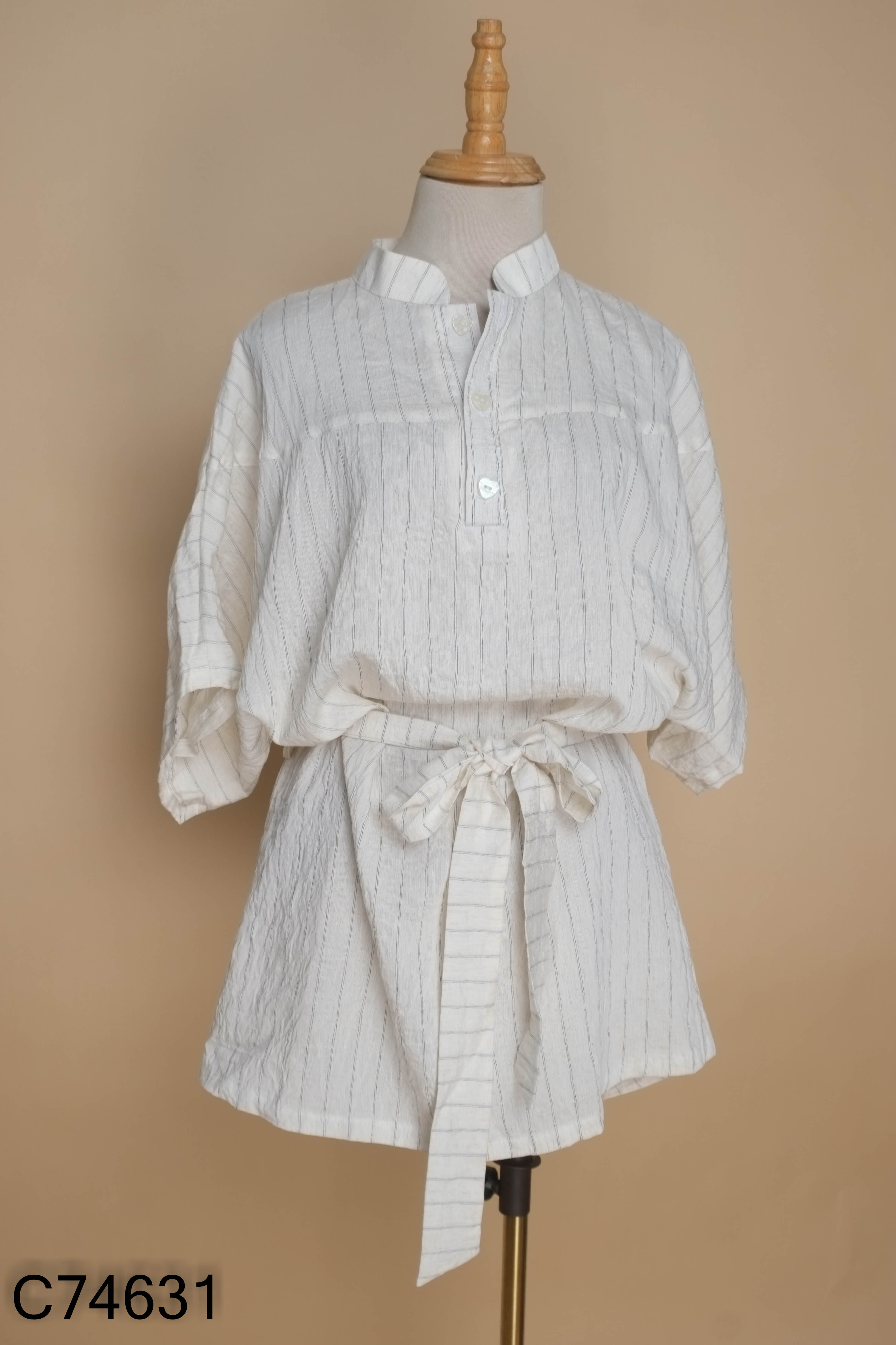 Áo linen be sọc đen phối đai