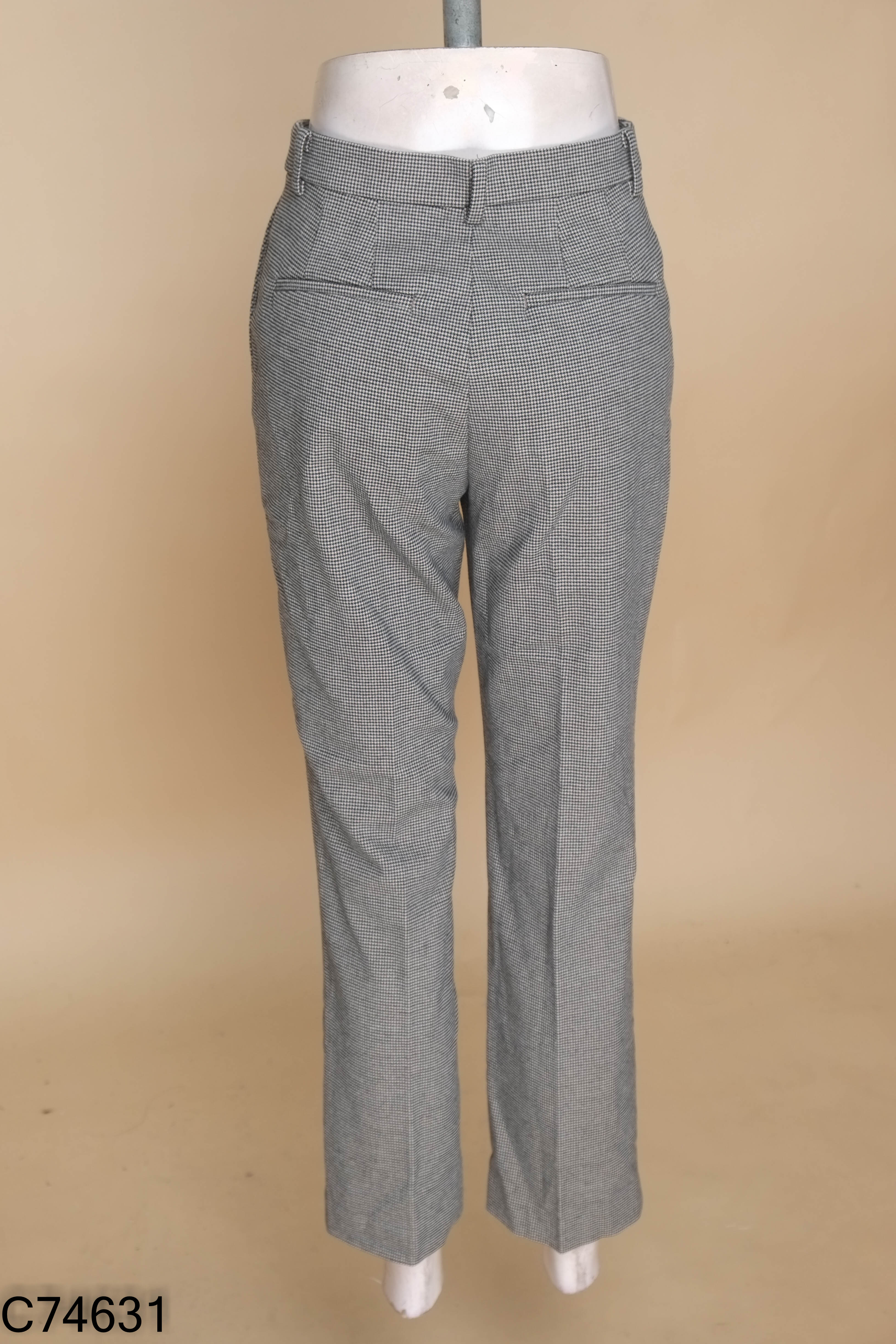 Quần UNIQLO dài đen phối be