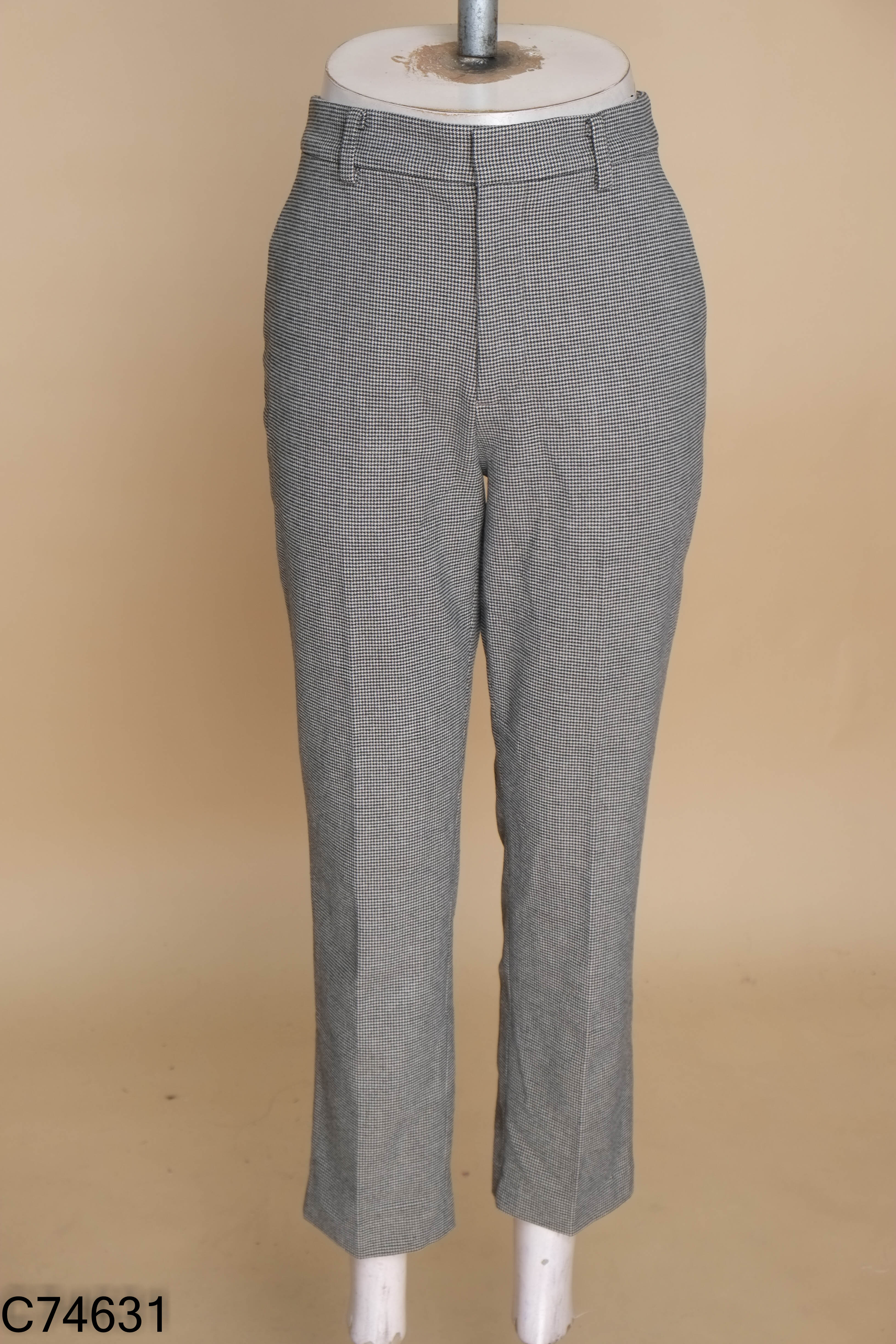 Quần UNIQLO dài đen phối be