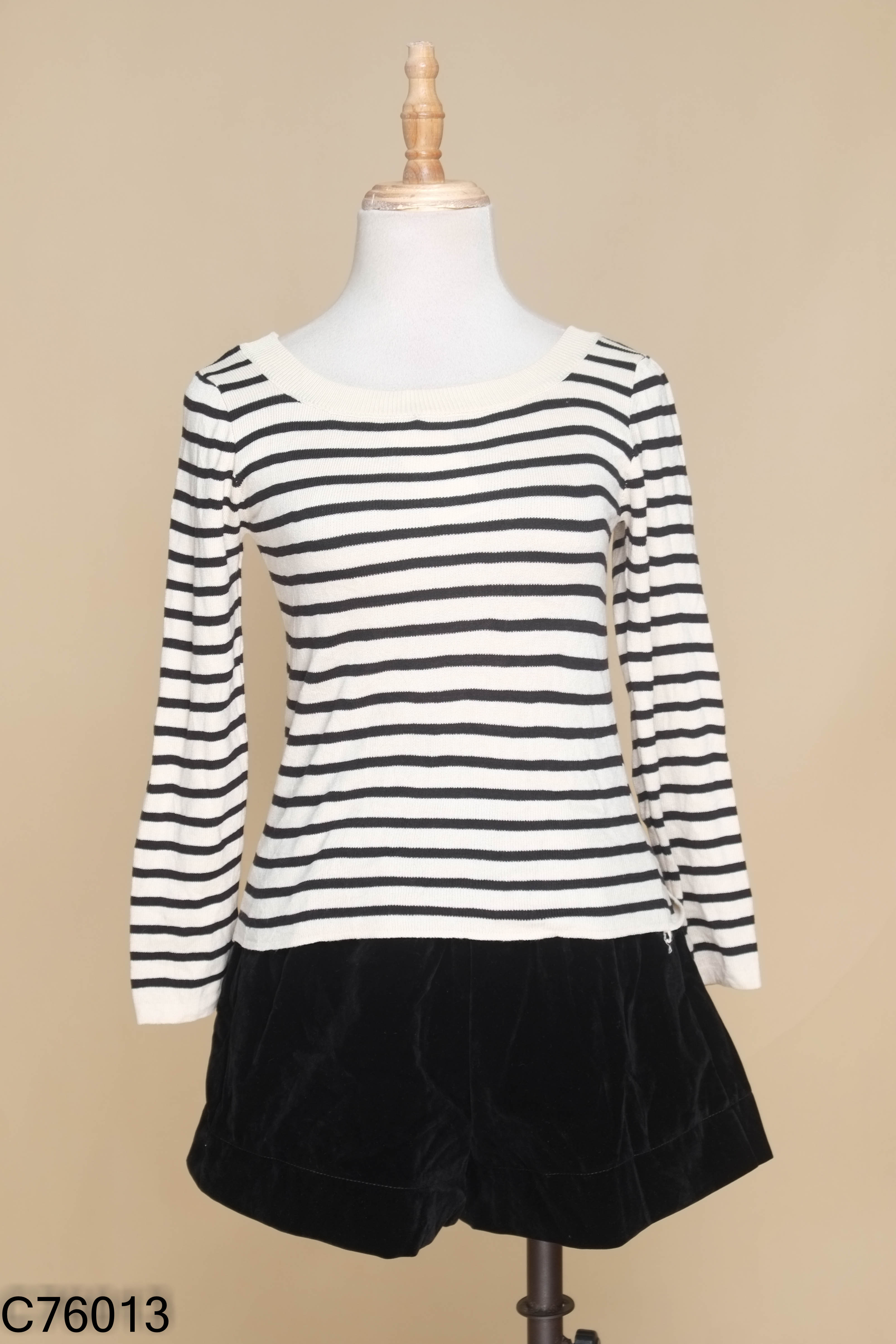 Set Áo len be kẻ đen + quần shorts nhung