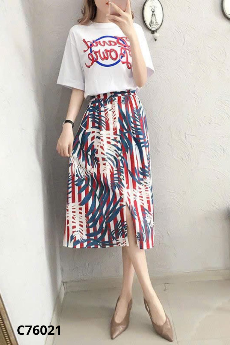 Chân váy đỏ kẻ
