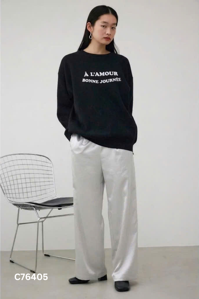 Áo sweater đen in chữ