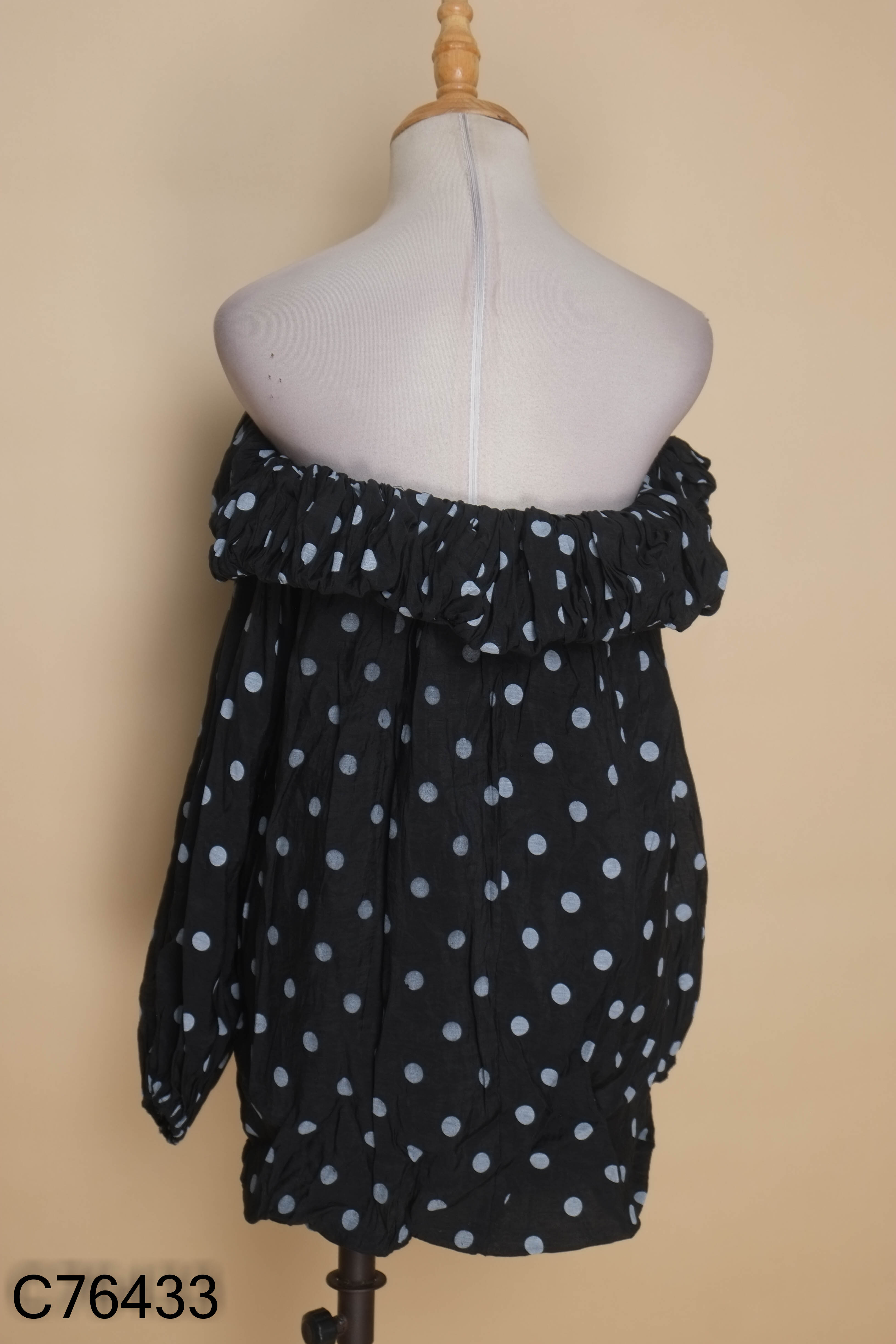 Áo babydoll đen chấm bi trễ vai