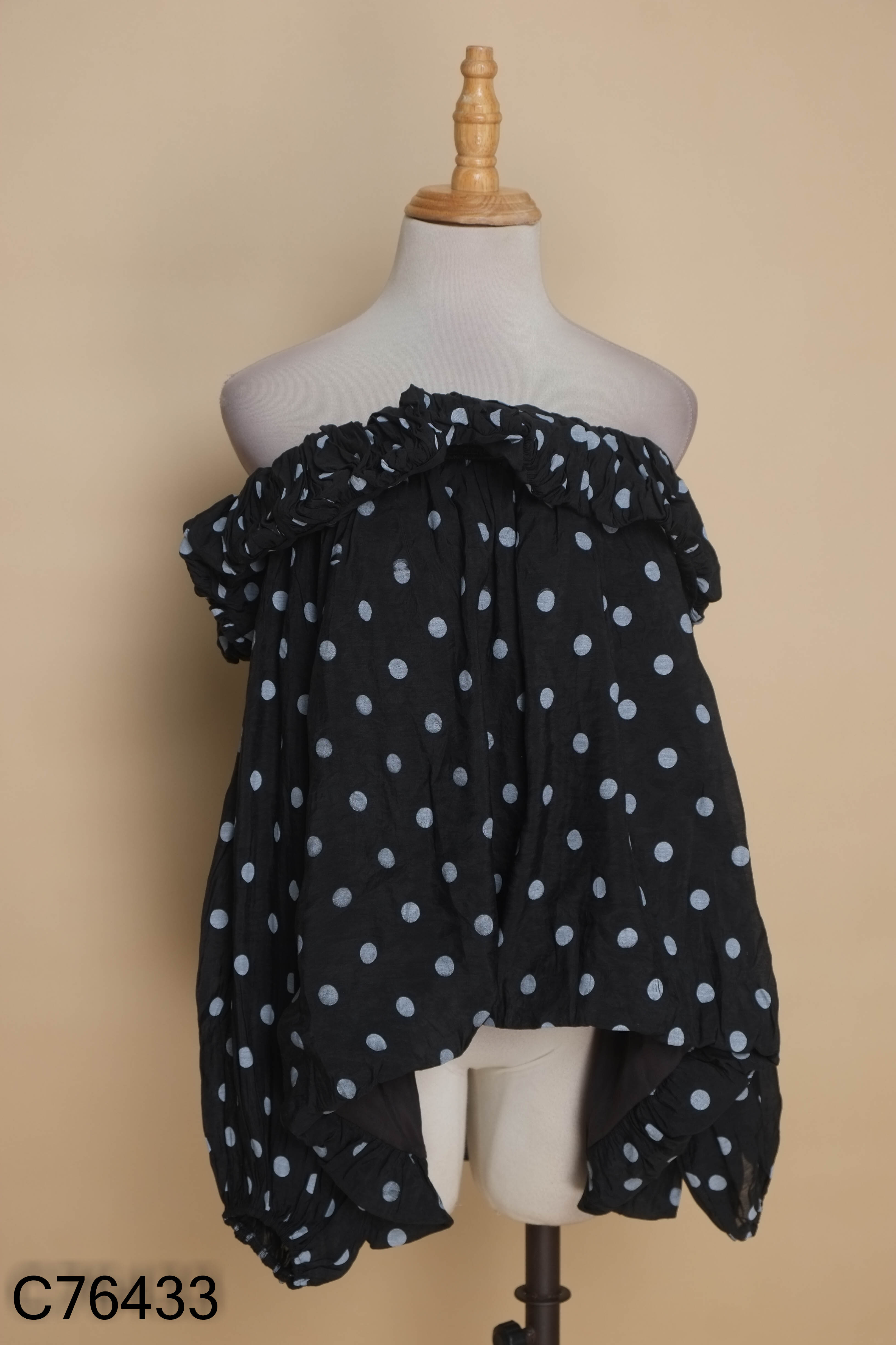 Áo babydoll đen chấm bi trễ vai