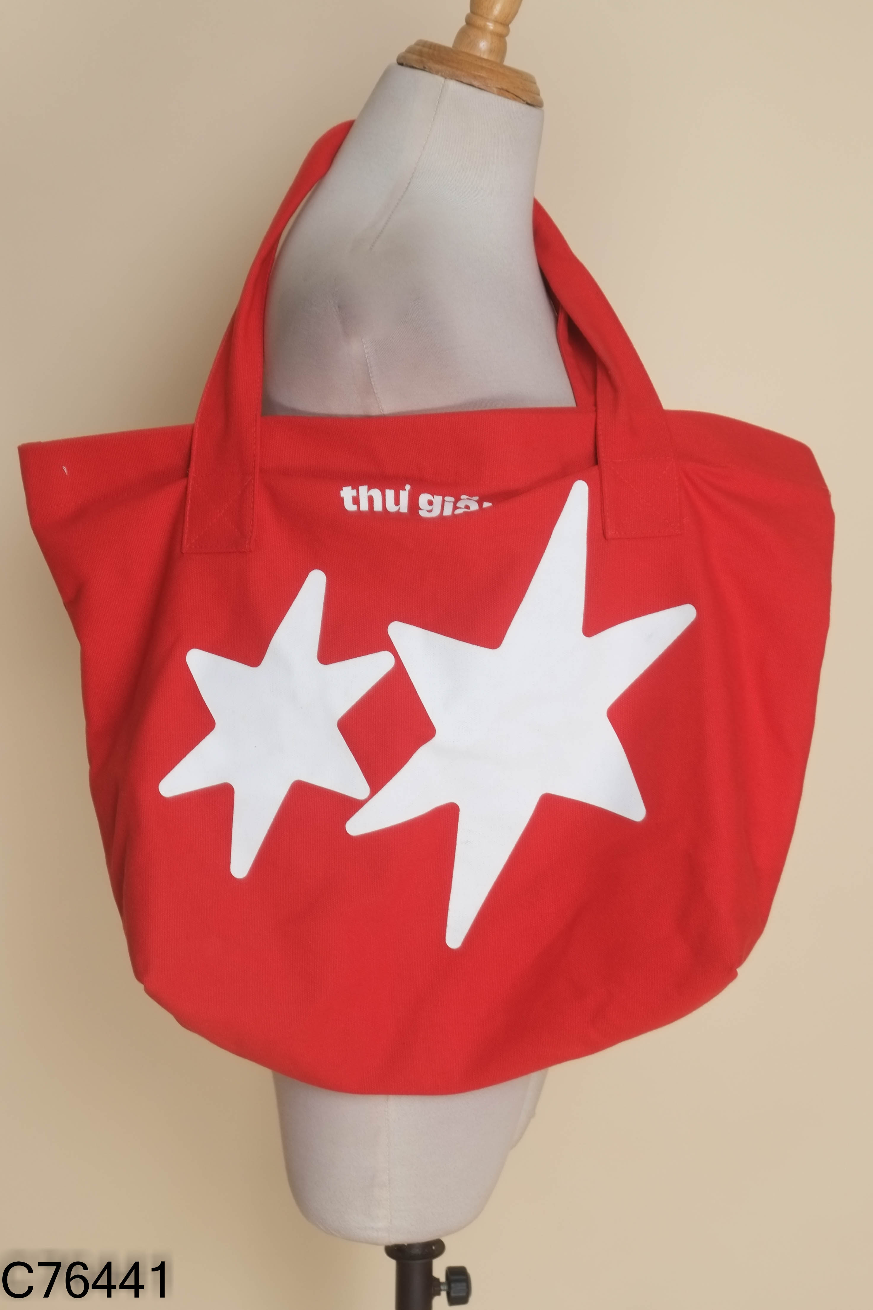 Túi xách đỏ in chữ trắng