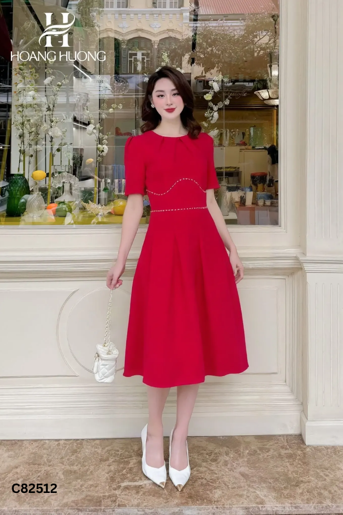 Váy HOANG HUONG đỏ viền chỉ trắng