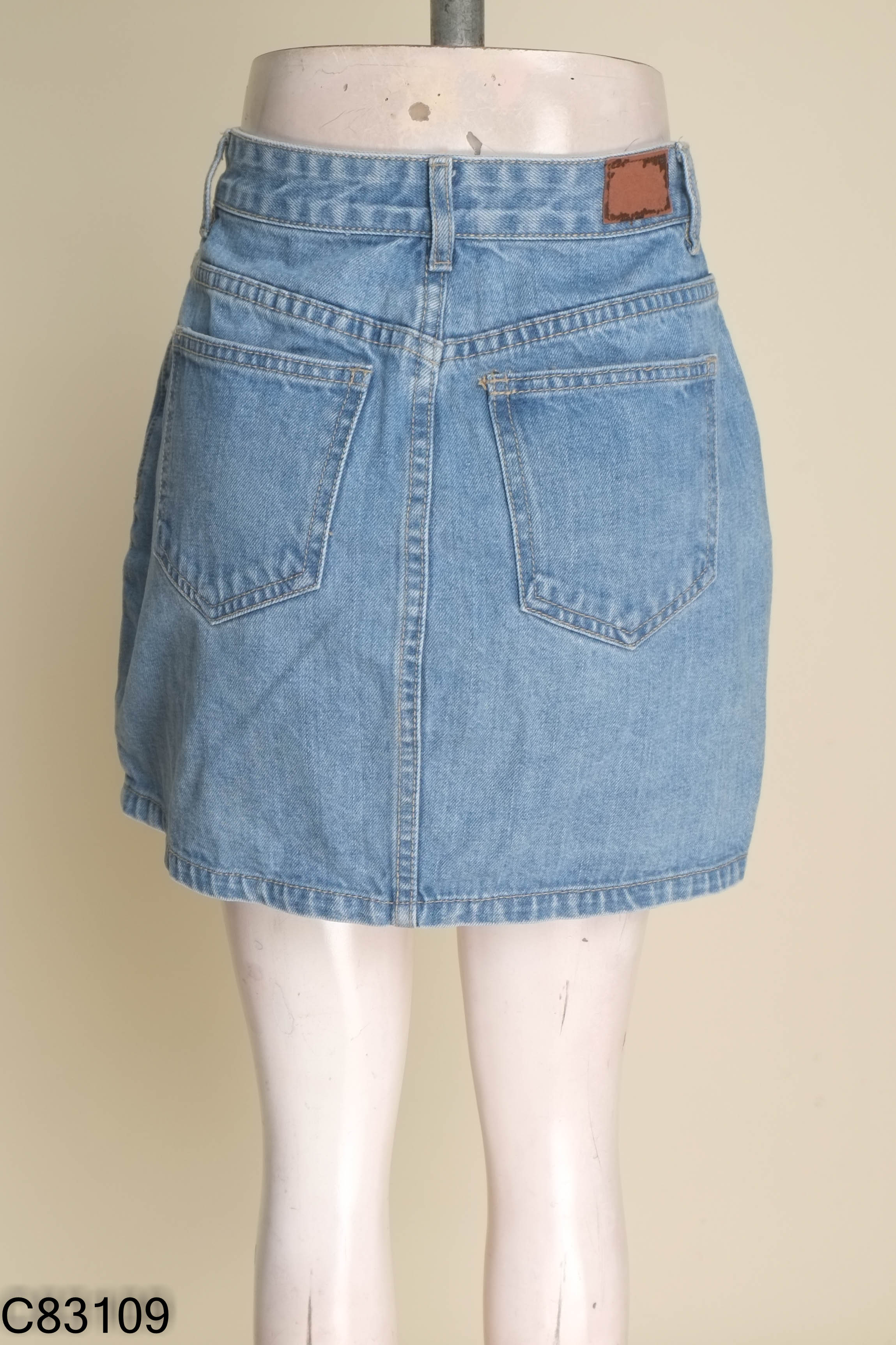 Chân váy jeans xanh phối cúc