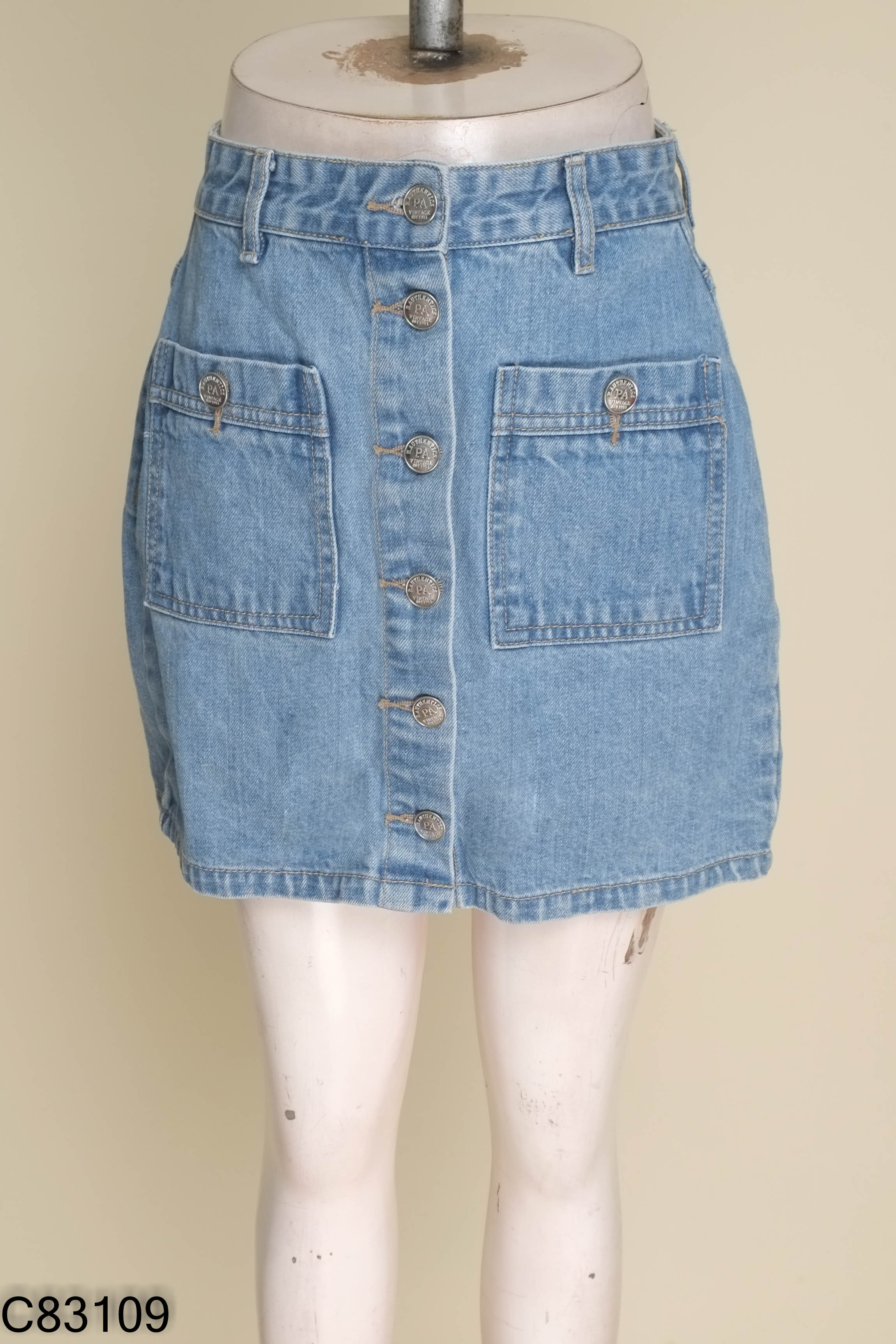 Chân váy jeans xanh phối cúc
