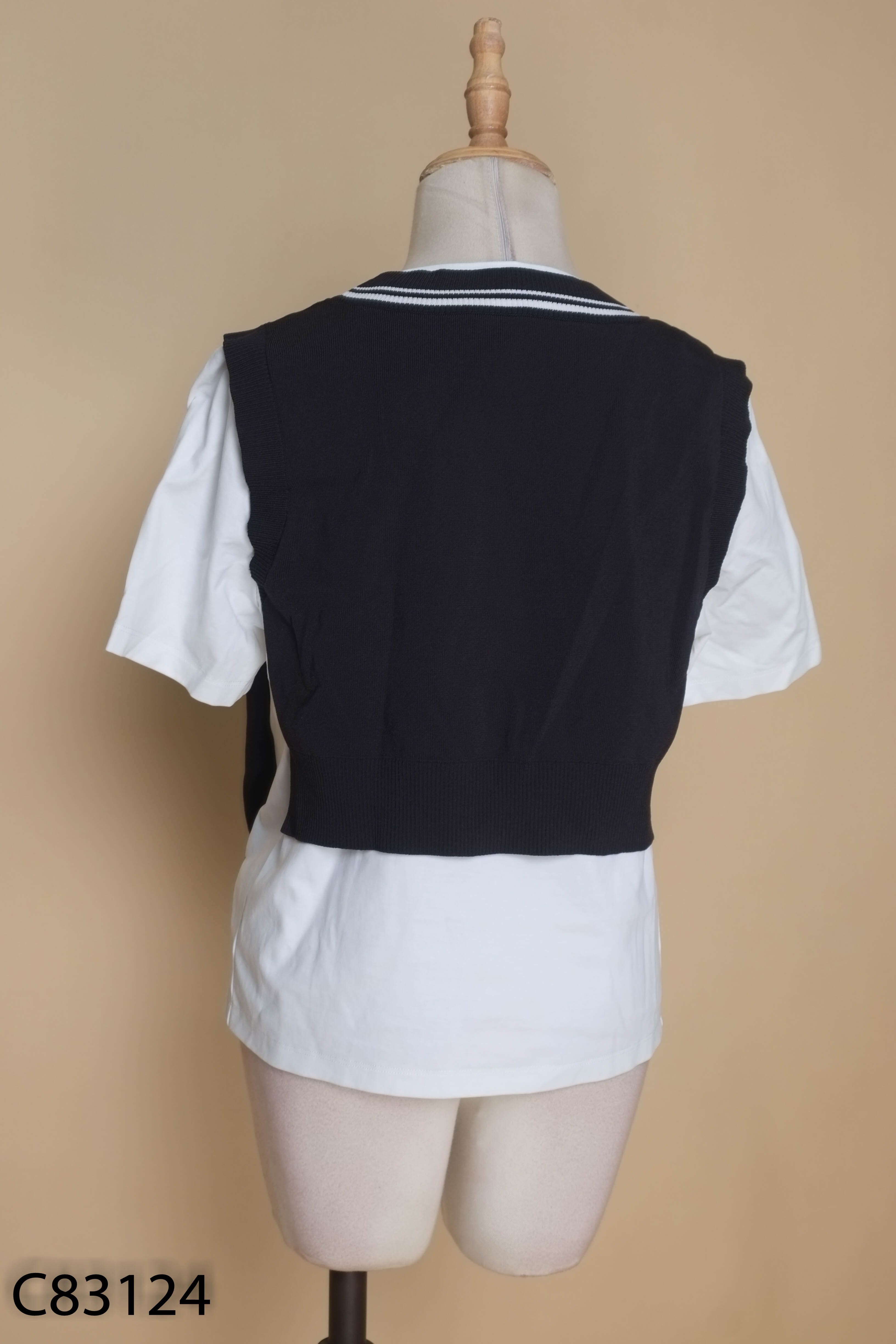 Áo trắng FILA phối áo gile xanh than