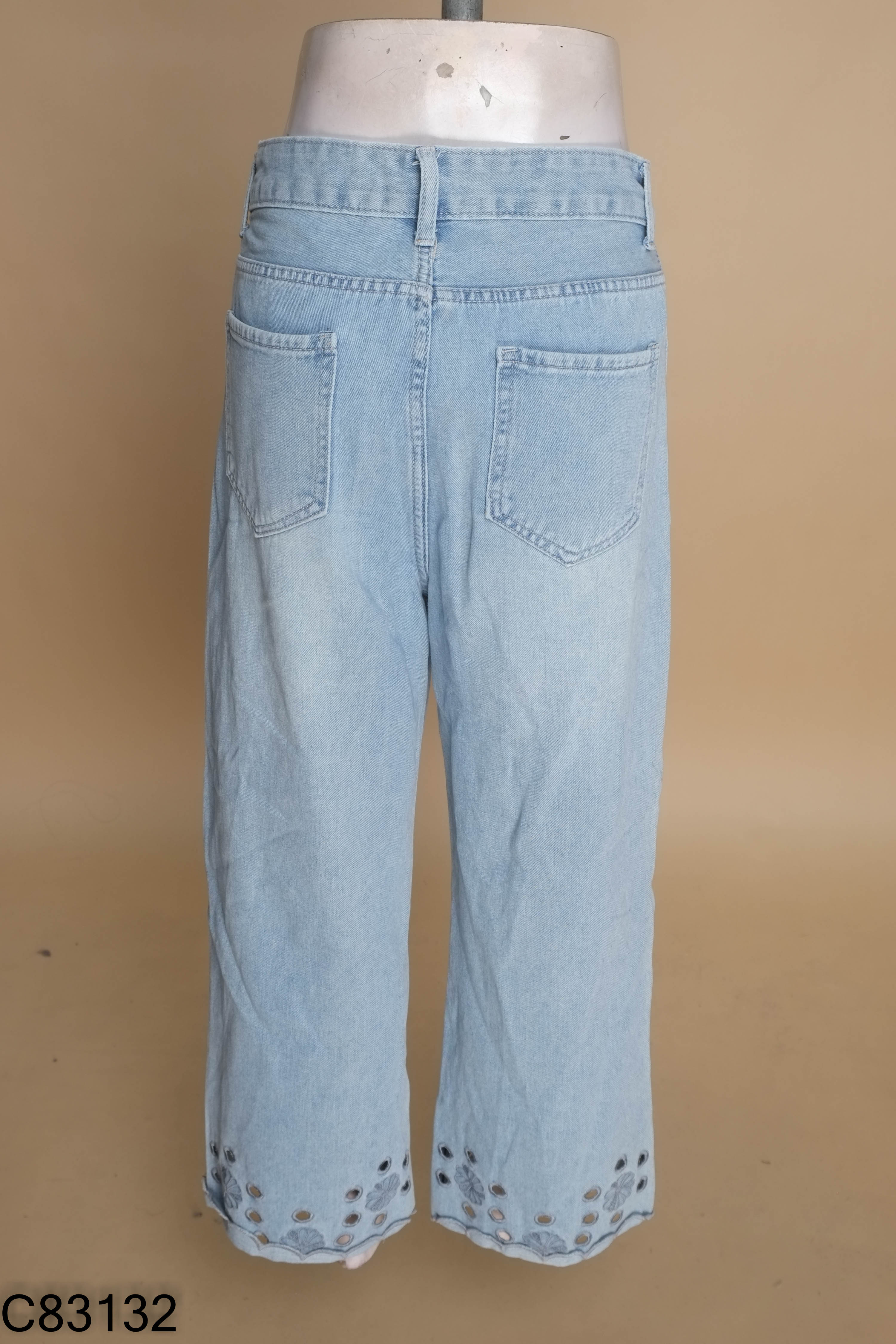 Quần jeans xanh hoa đính đá