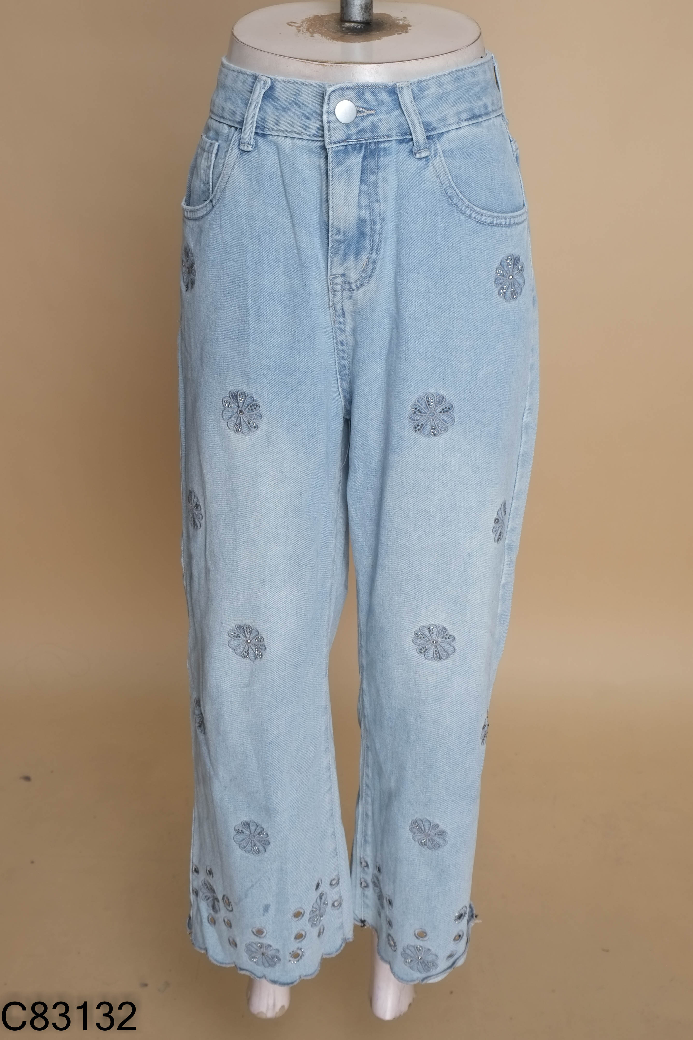 Quần jeans xanh hoa đính đá