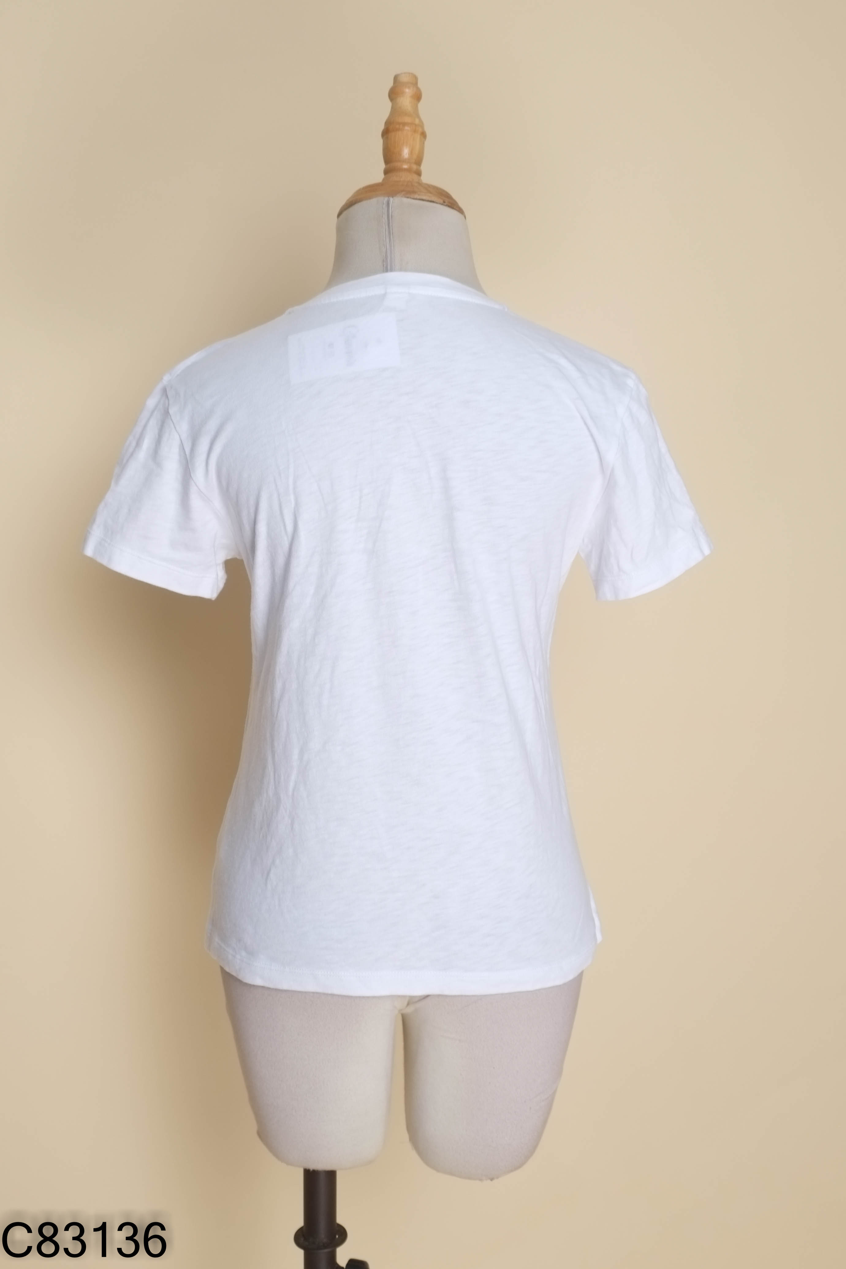 Áo thun trắng UNIQLO cổ tim