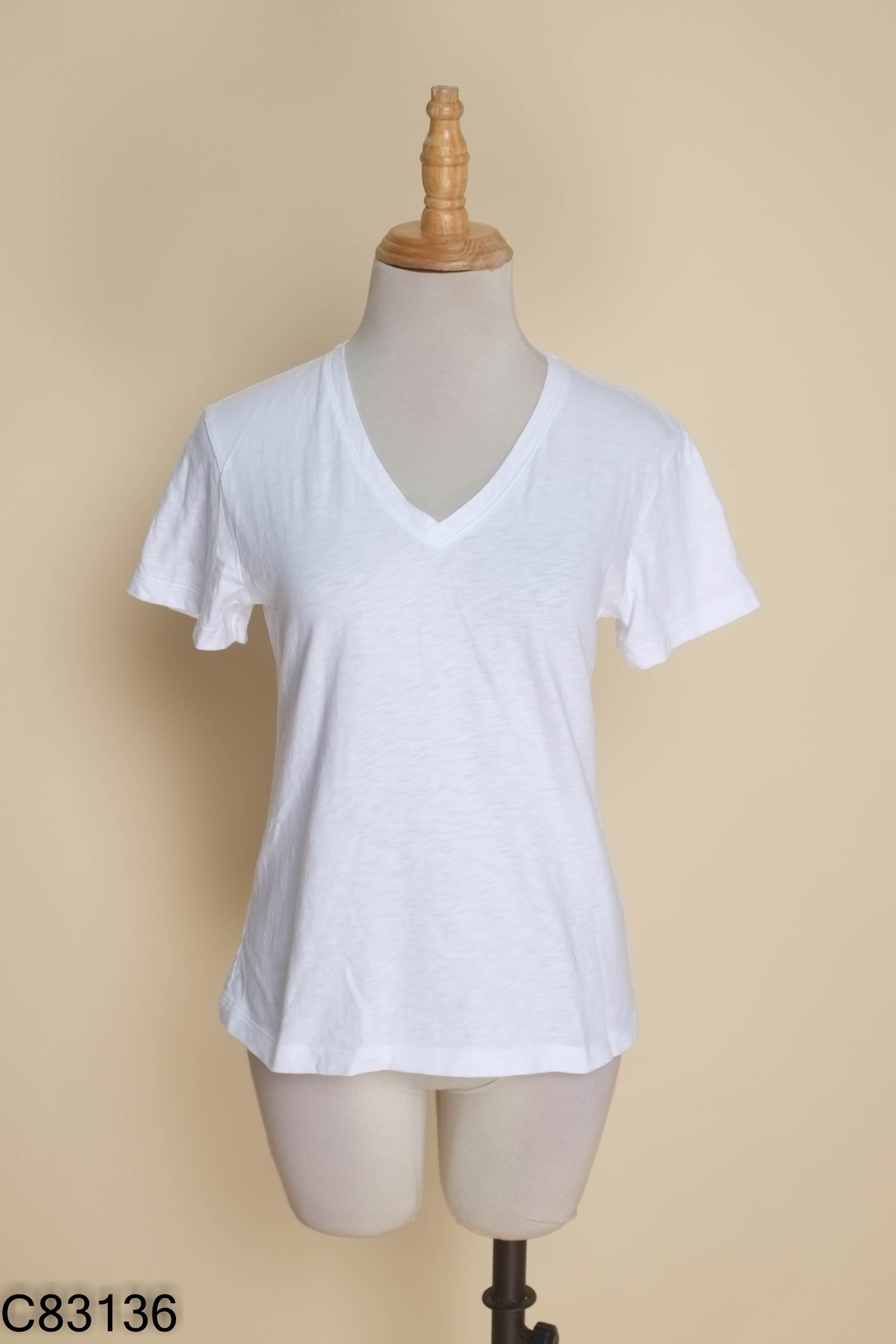 Áo thun trắng UNIQLO cổ tim