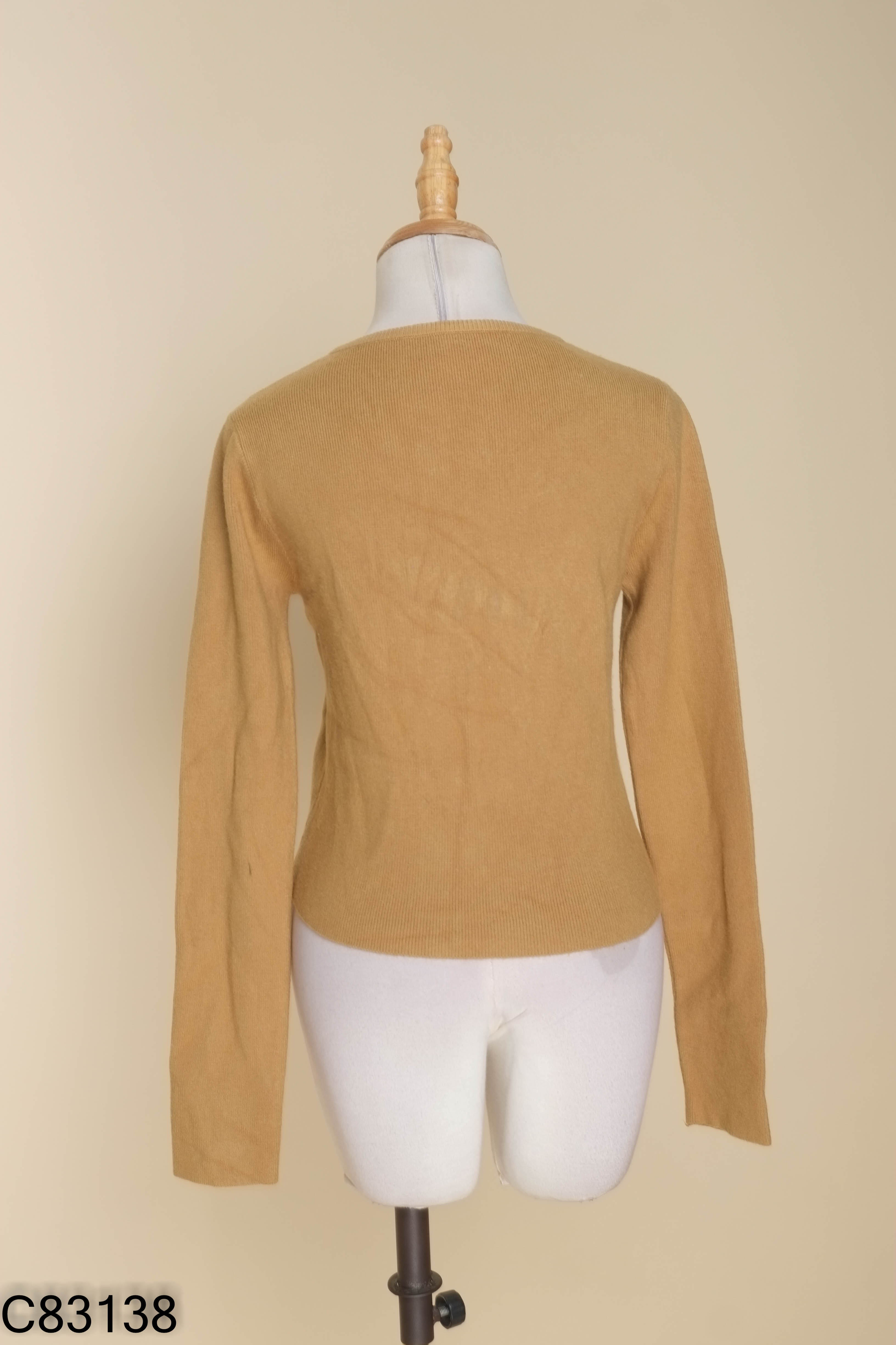 Áo cardigan nâu cúc vàng