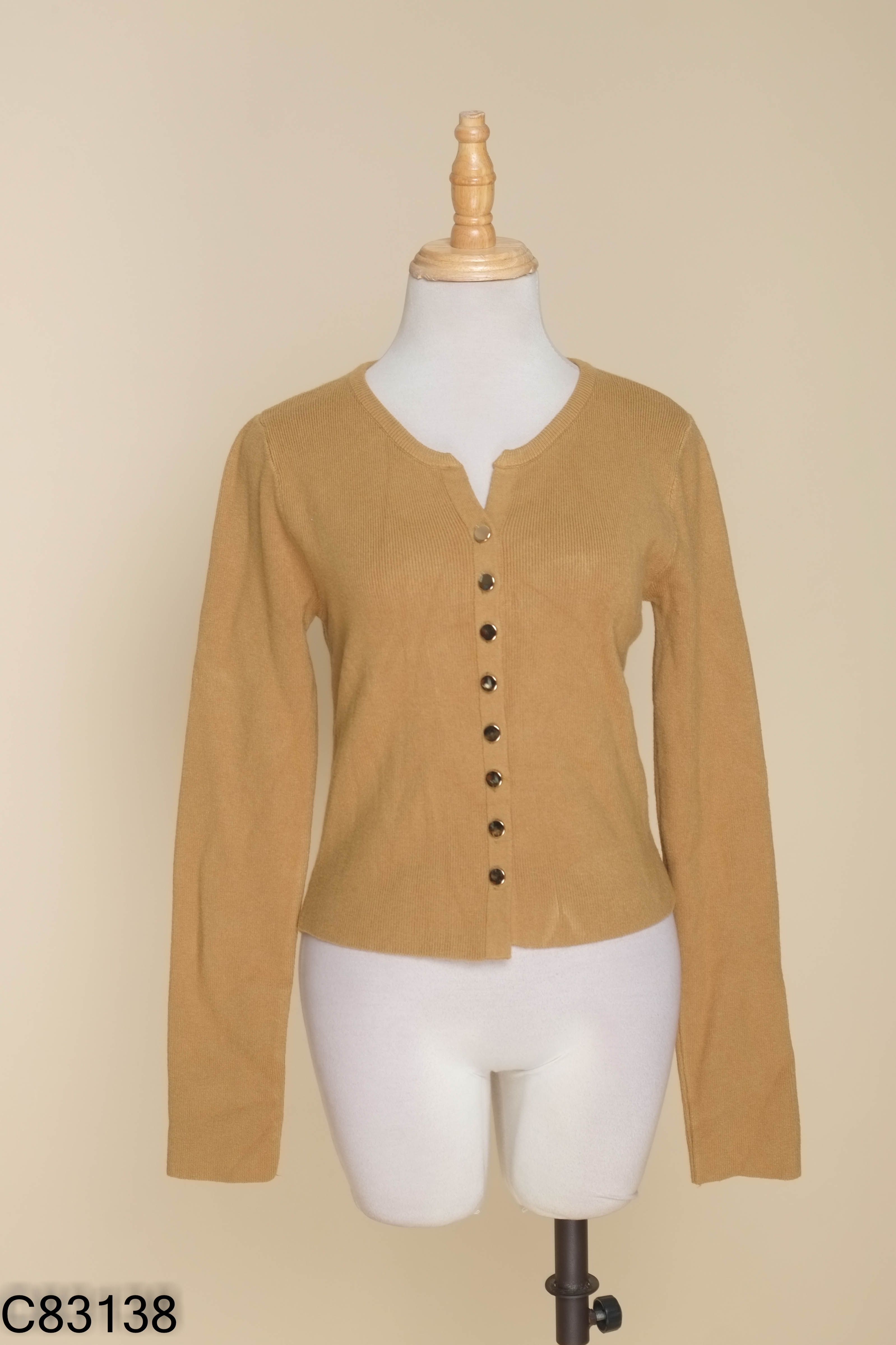 Áo cardigan nâu cúc vàng