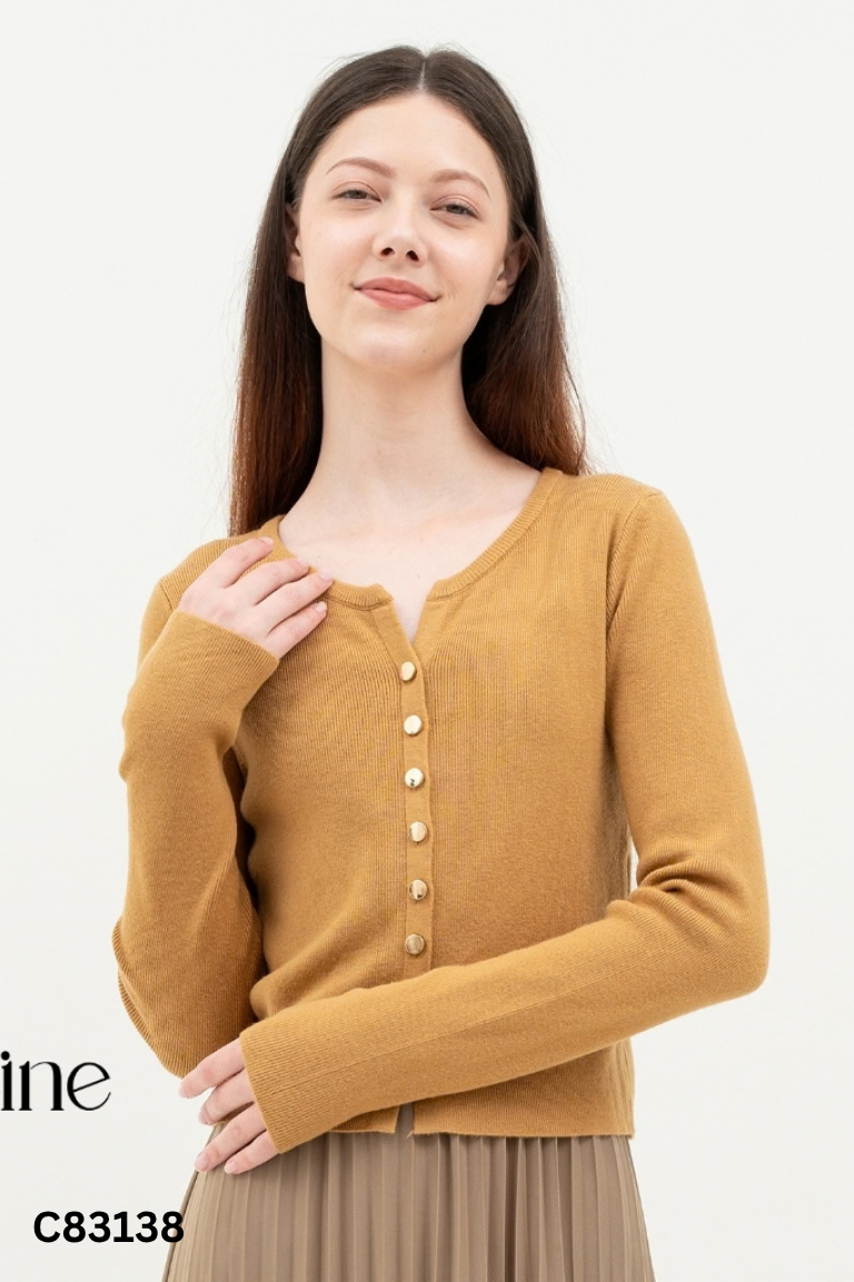 Áo cardigan nâu cúc vàng