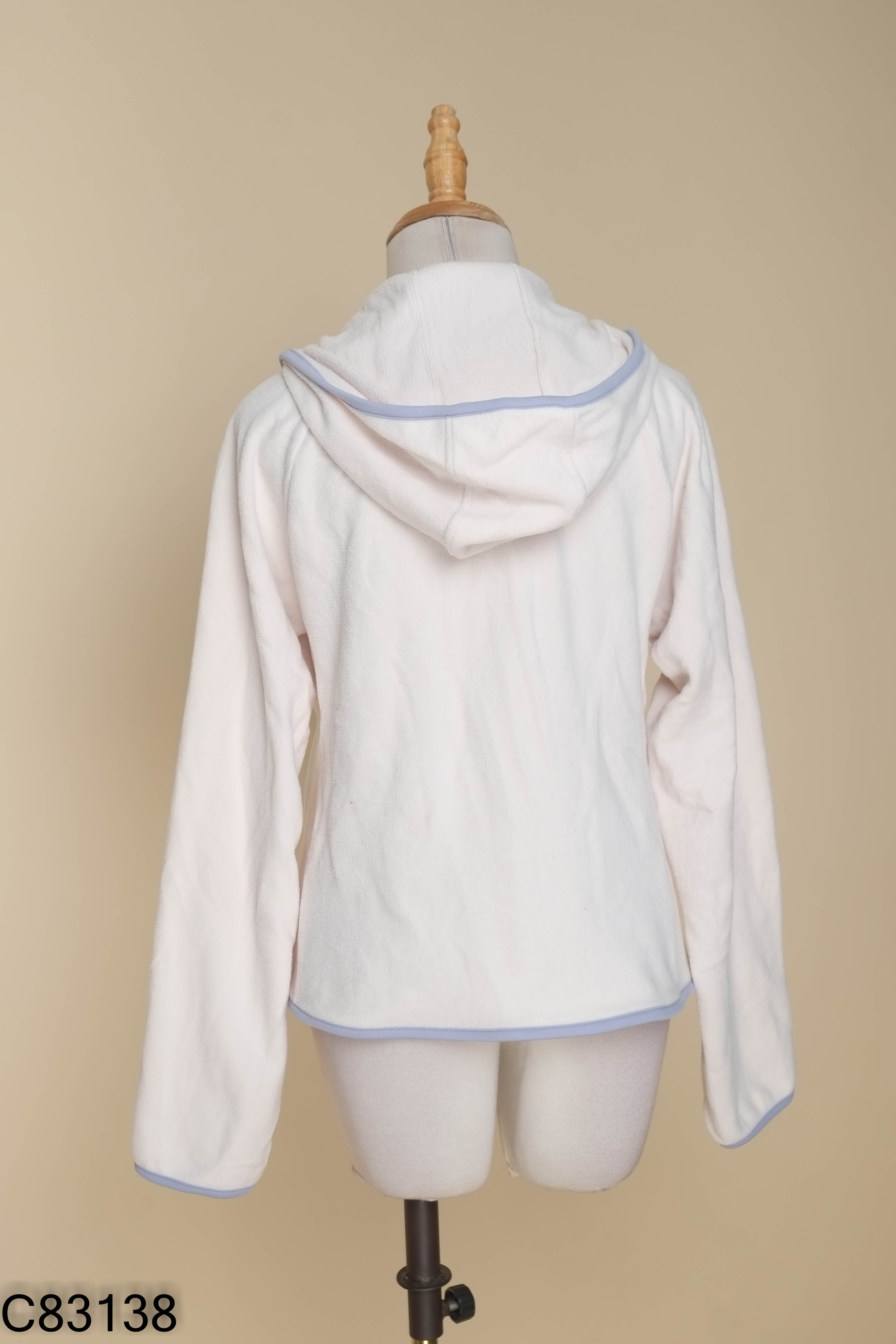 Áo khoác lông trắng UNIQLO viền xanh