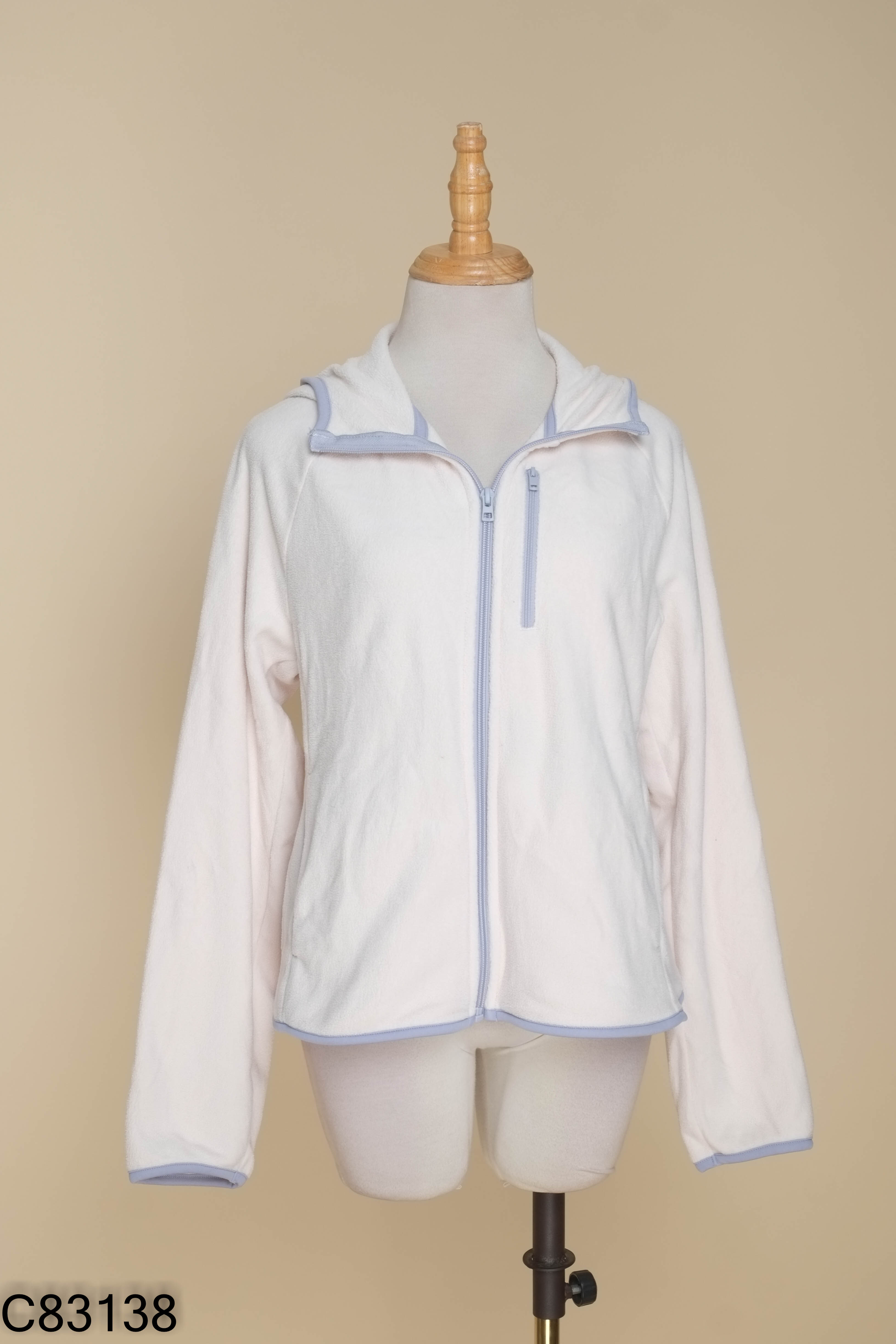 Áo khoác lông trắng UNIQLO viền xanh