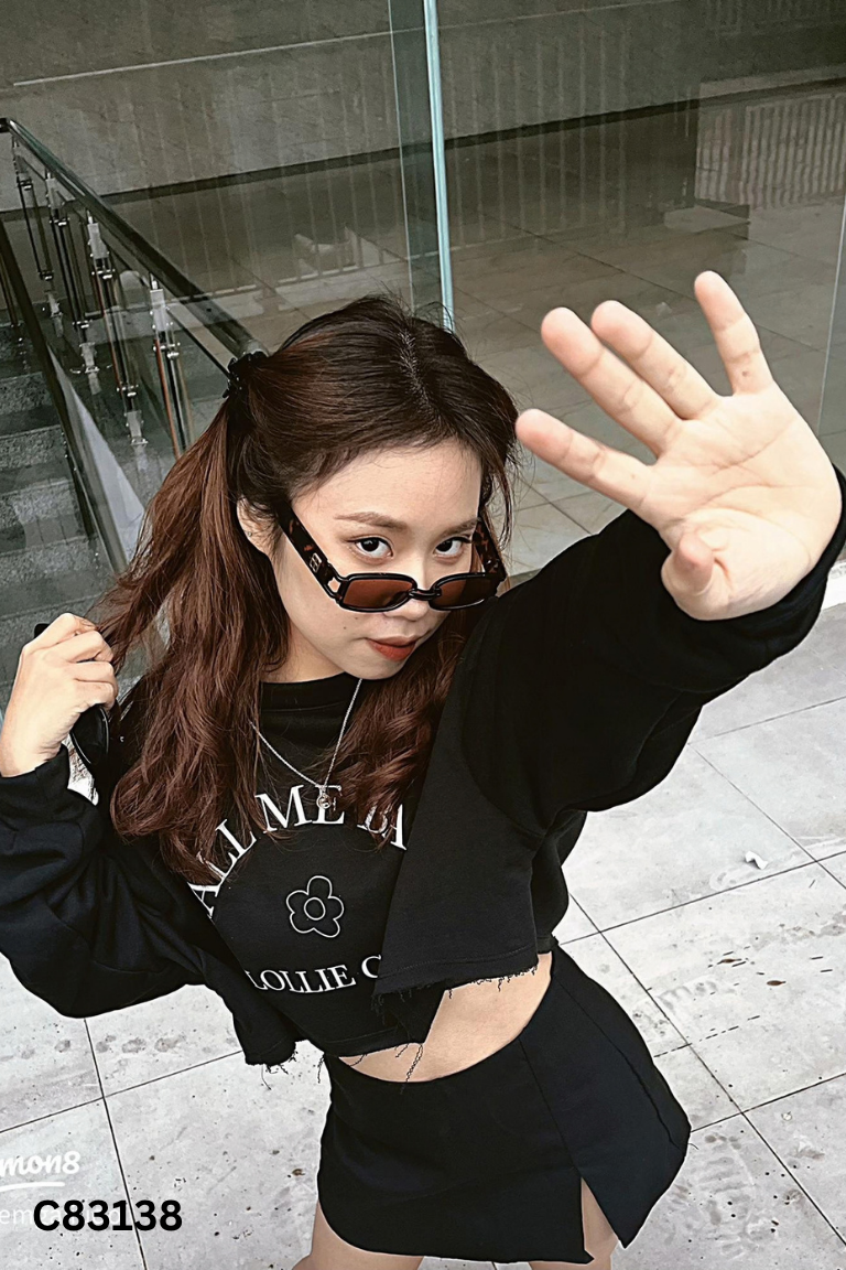 Áo crotop đen LOLLIE in chữ