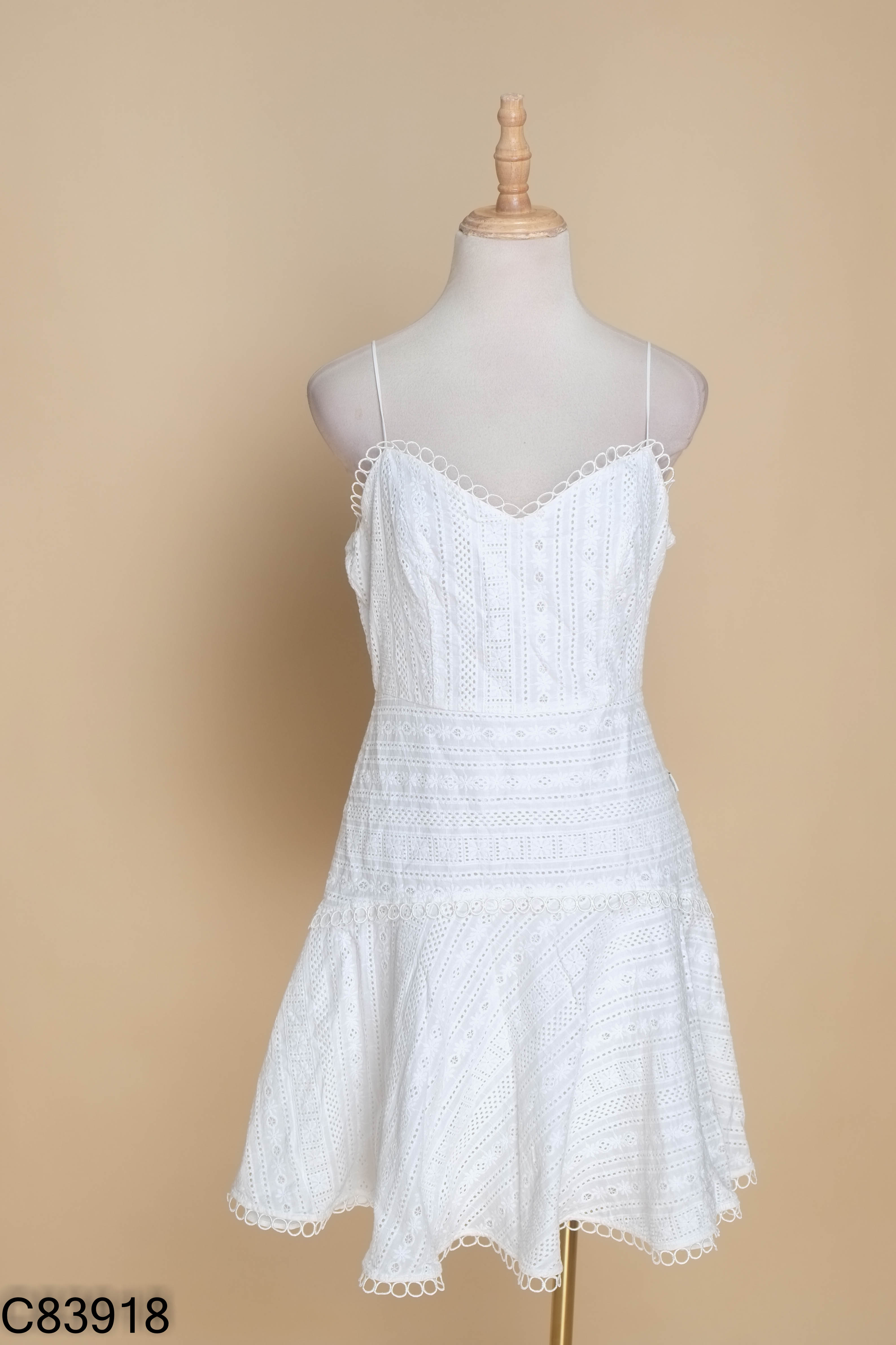 Váy D.CHIC trắng 2 dây ren tròn