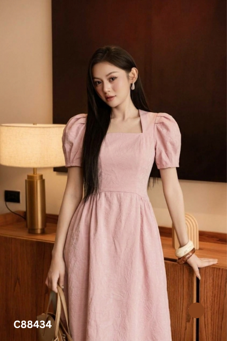 Váy hồng cổ vuông tay bồng xòe