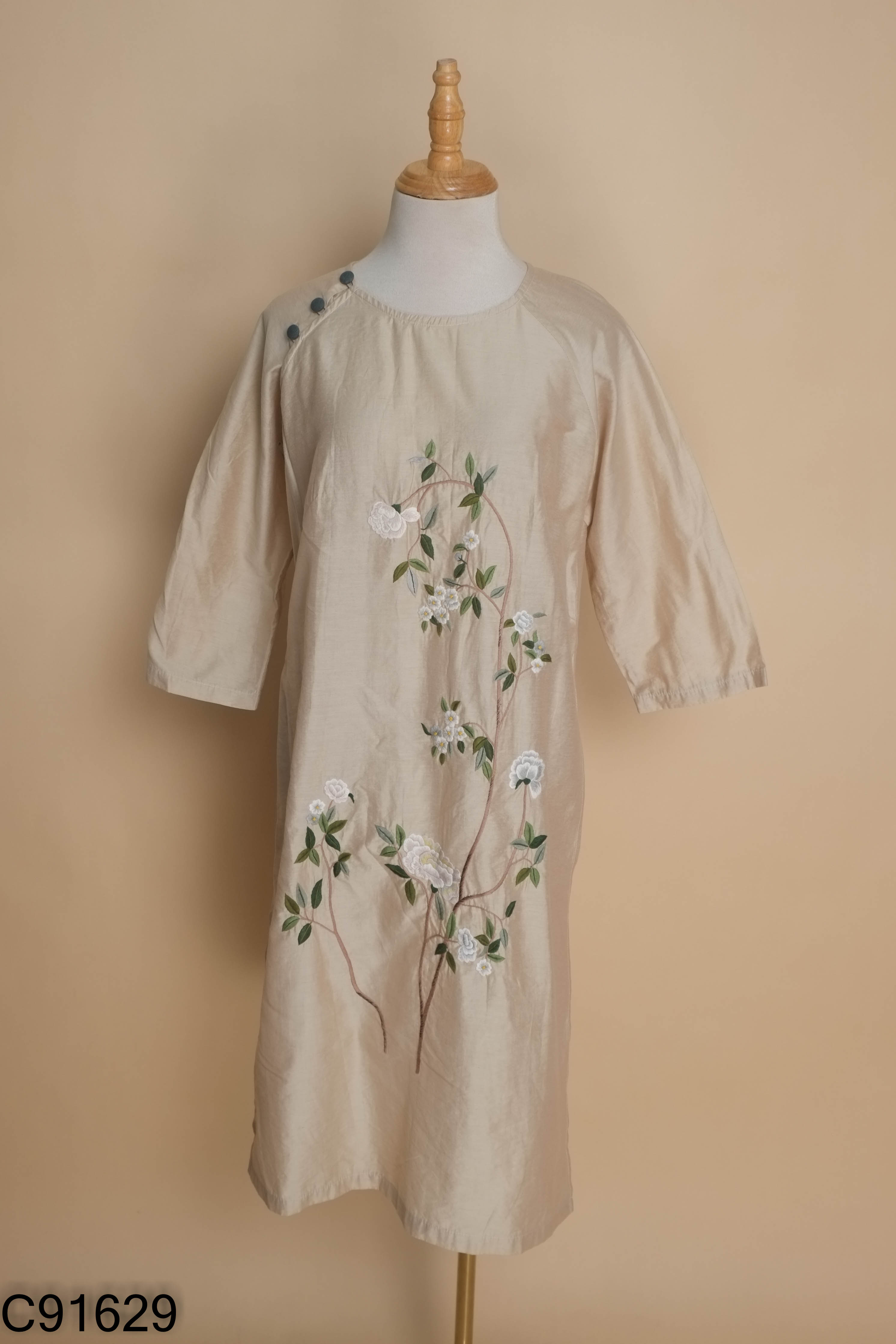 Áo dài xanh nhạt thêu hoa