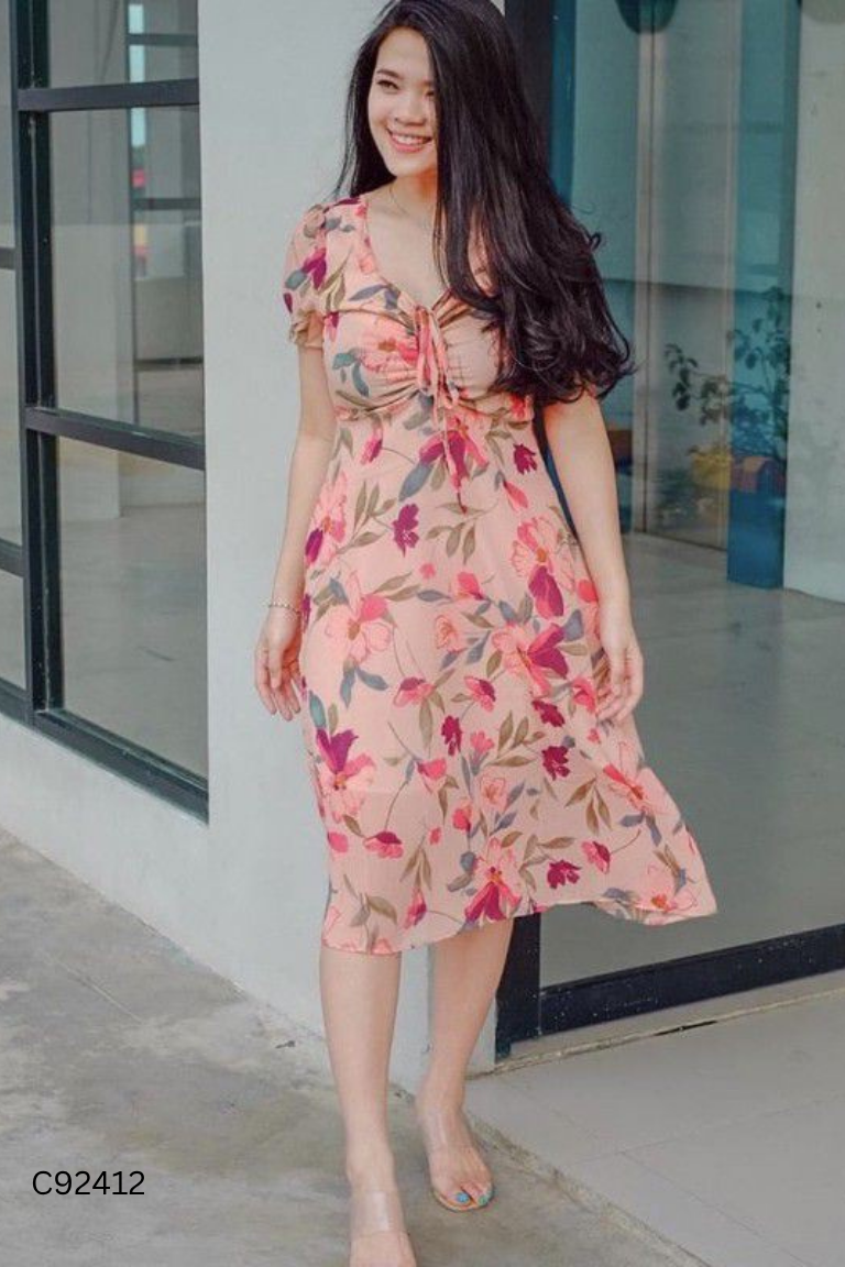 Váy hồng họa tiết hoa cổ tim