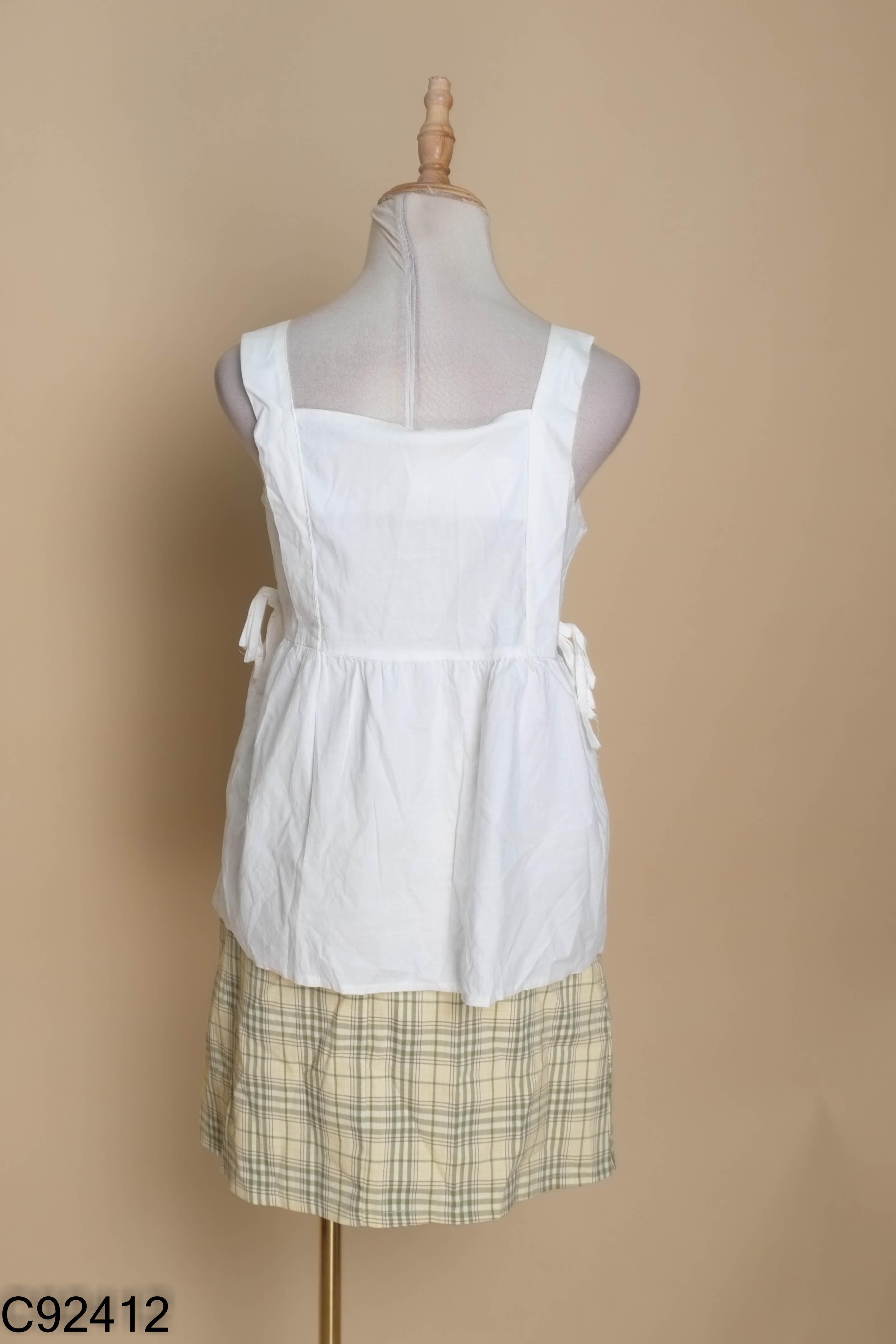 Set Áo babydoll hai dây trắng + Chân váy kẻ