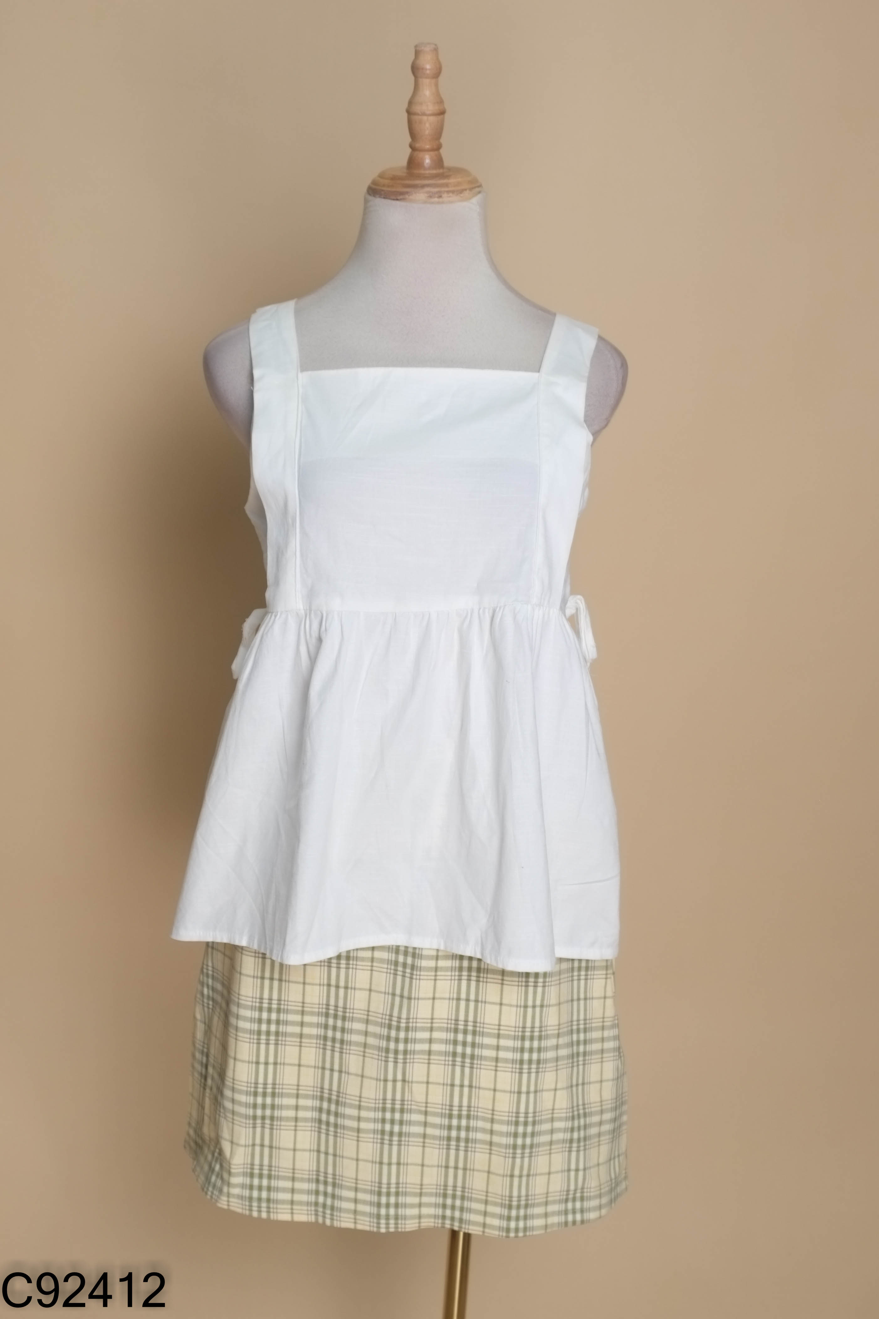 Set Áo babydoll hai dây trắng + Chân váy kẻ