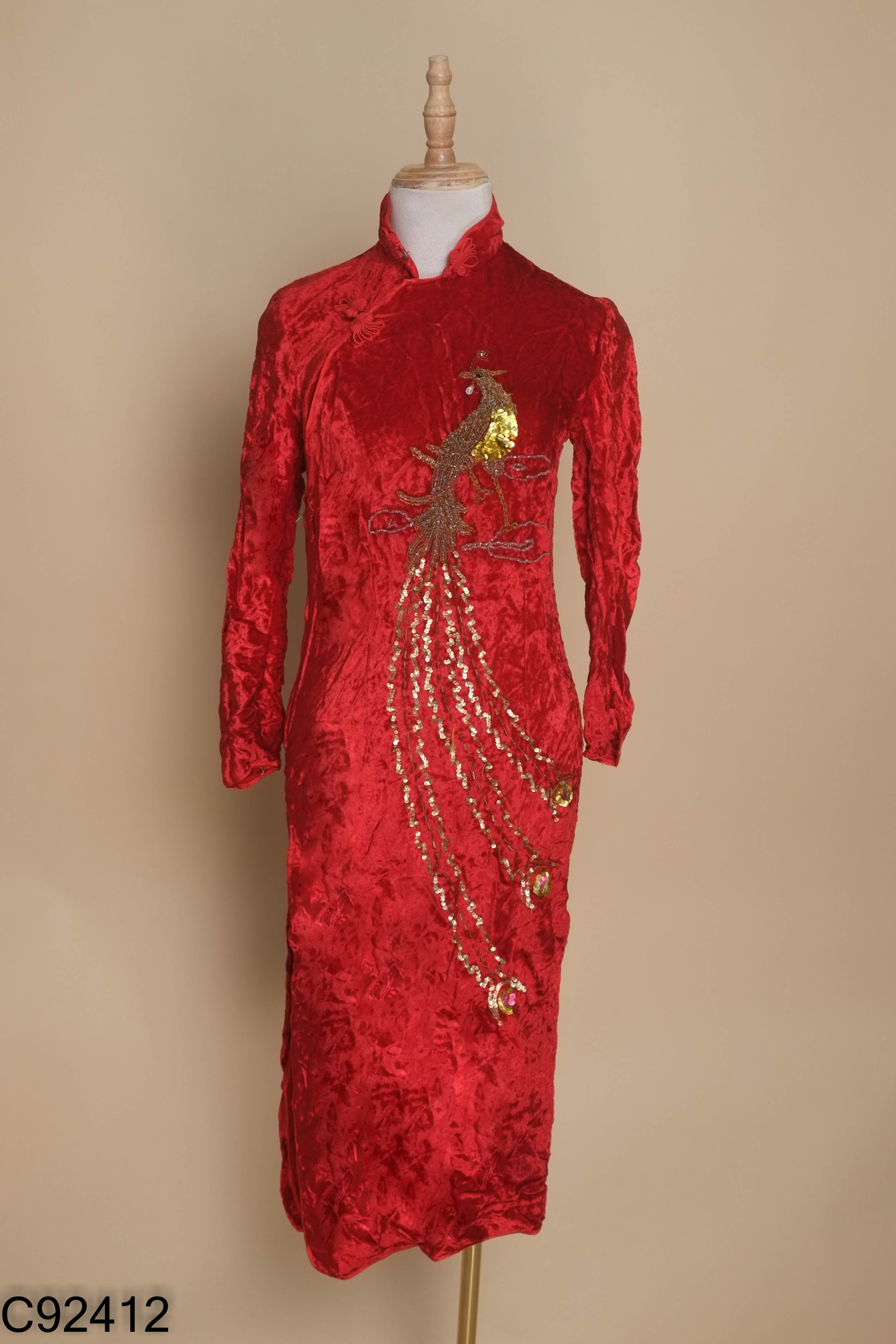 Sườn xám nhung đỏ đính kim tuyến