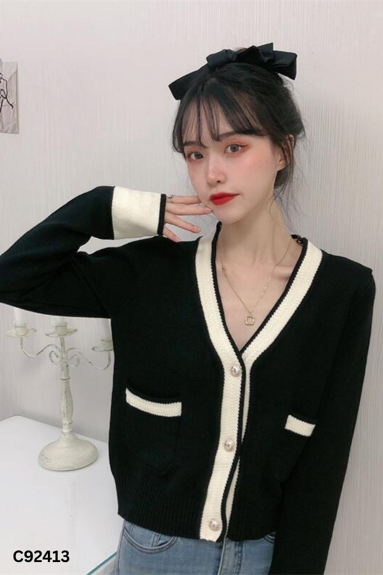 Áo len đen viền be