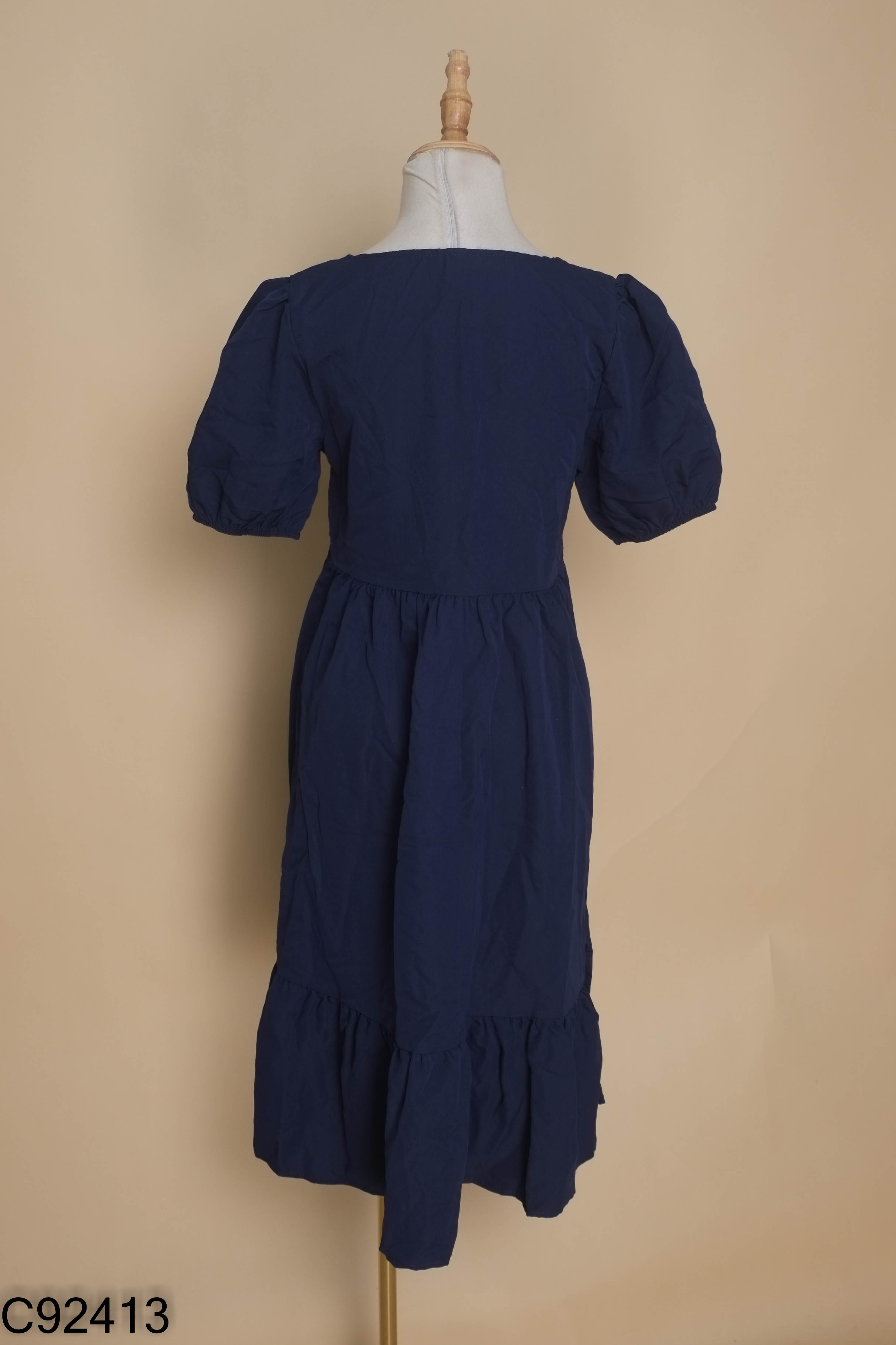 Váy xanh than cổ vuông viền hoa