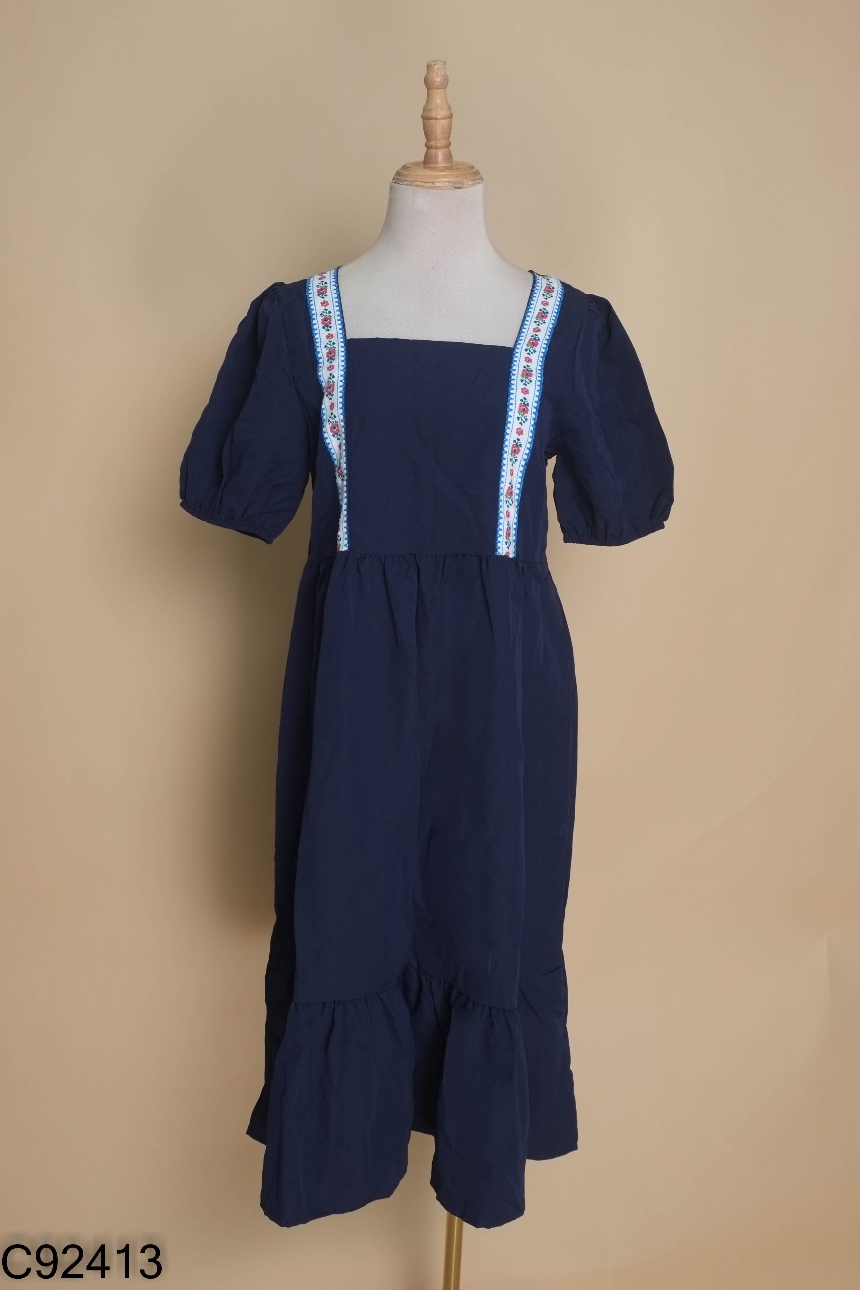 Váy xanh than cổ vuông viền hoa