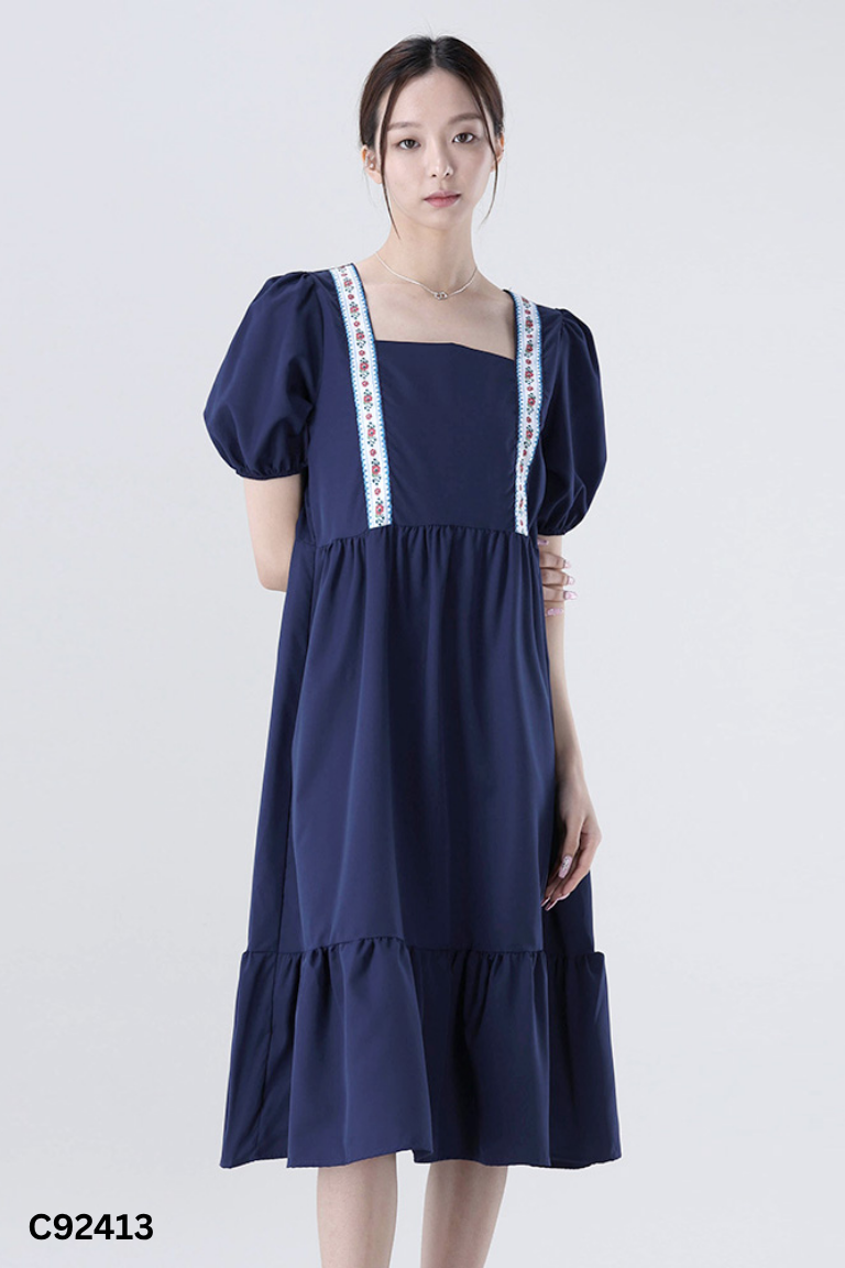 Váy xanh than cổ vuông viền hoa
