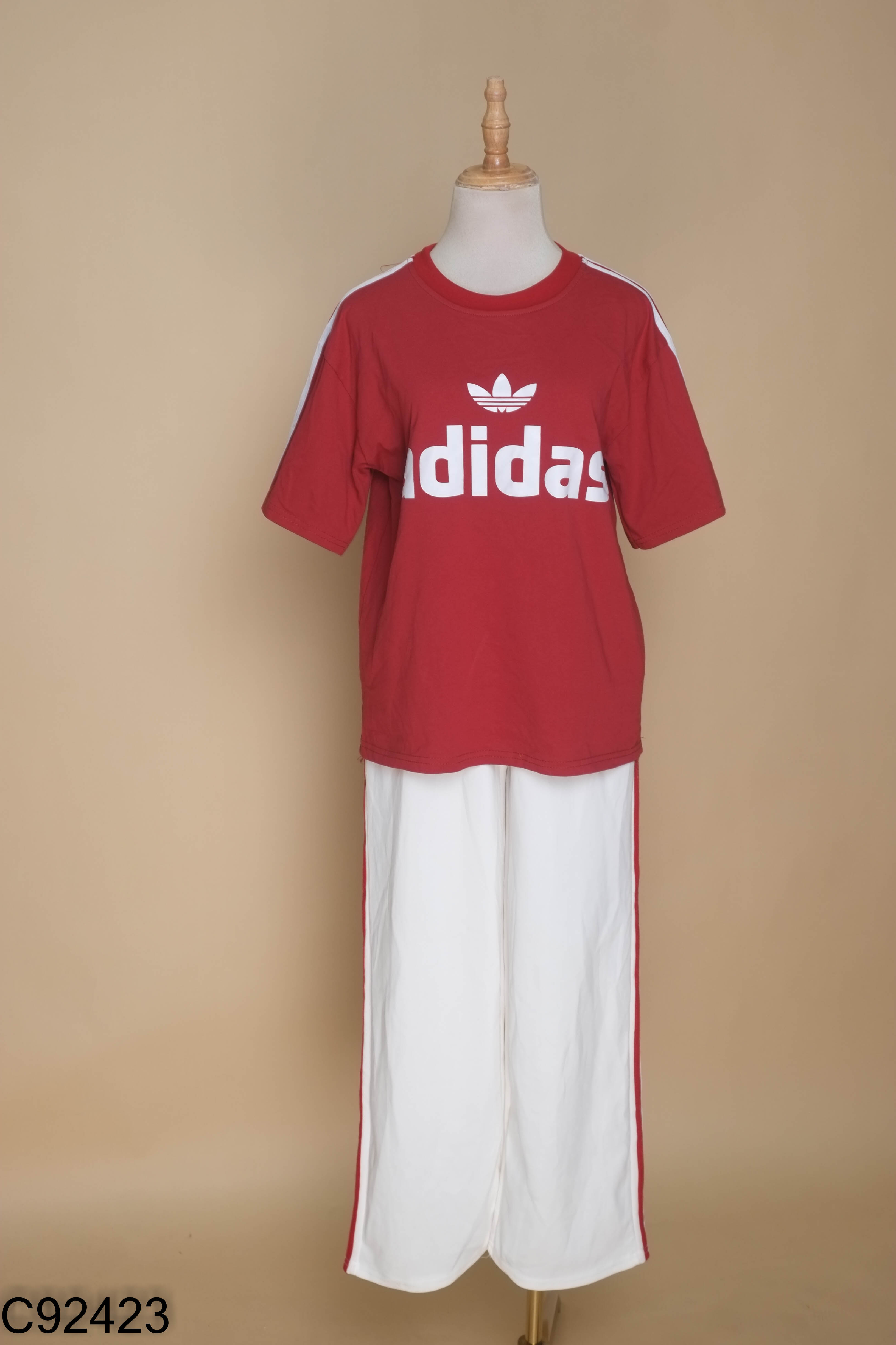 Set áo thun đỏ chữ ADIDAS + quần dài trắng