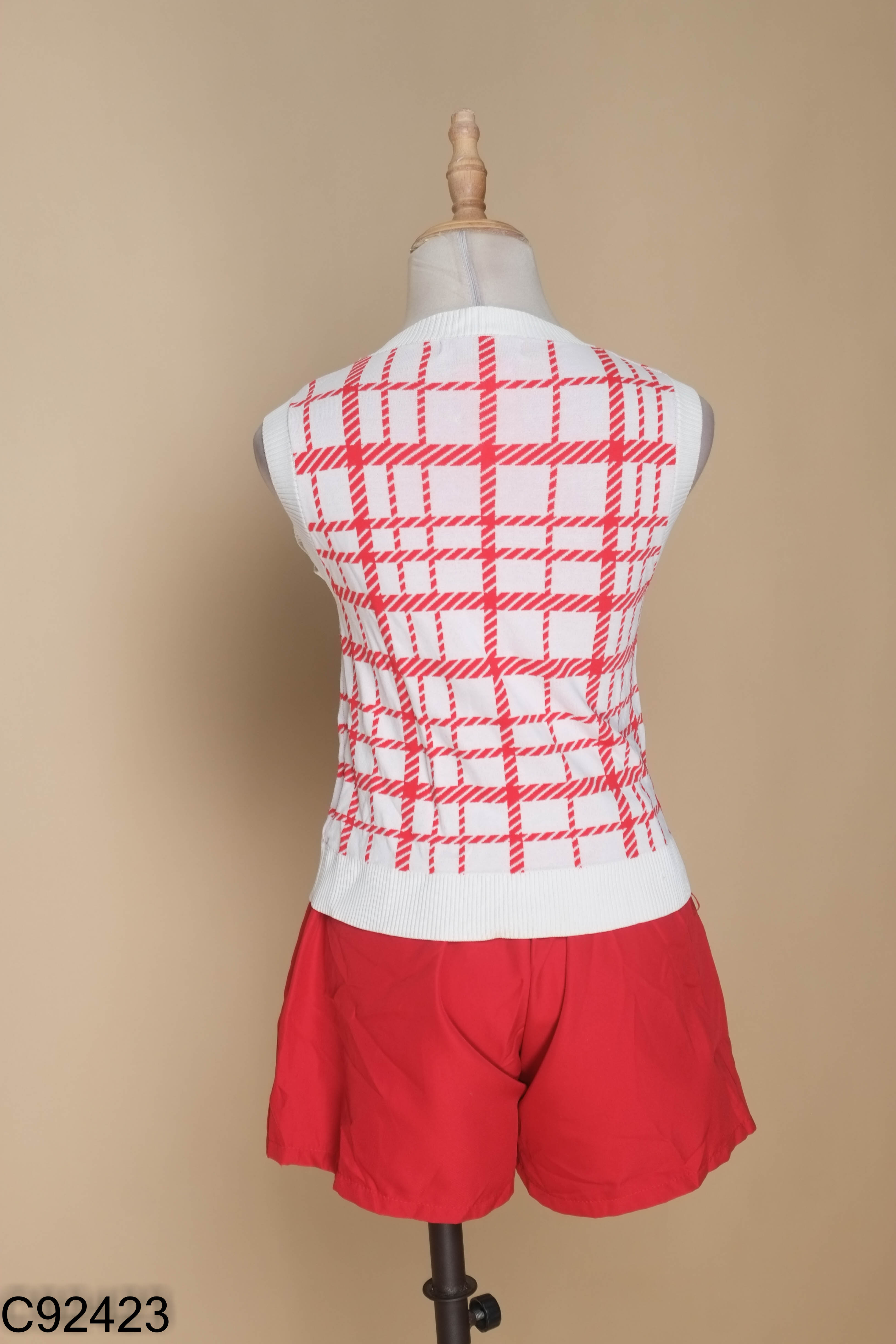 Set áo gile len trắng kẻ đỏ + quần short đỏ