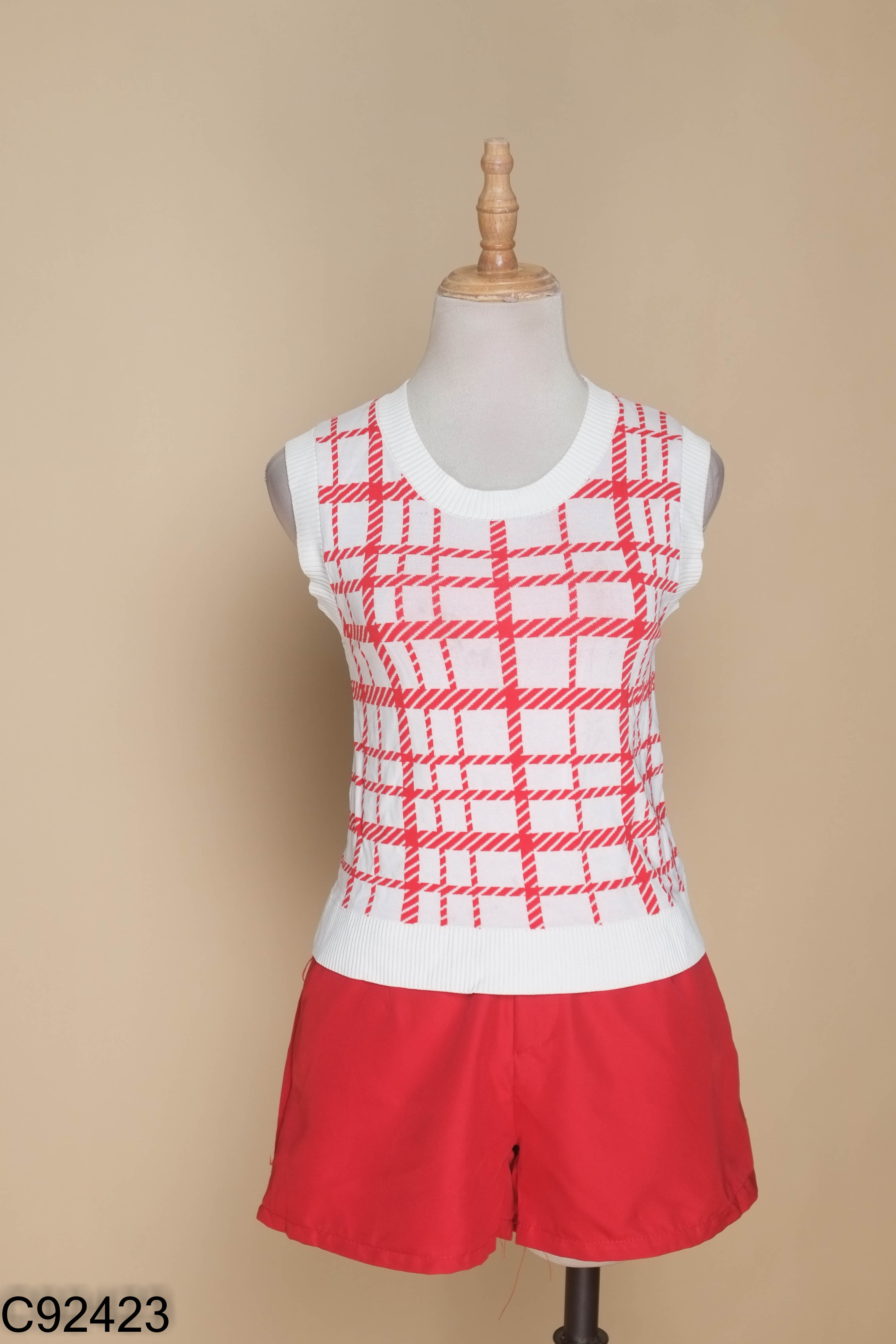 Set áo gile len trắng kẻ đỏ + quần short đỏ