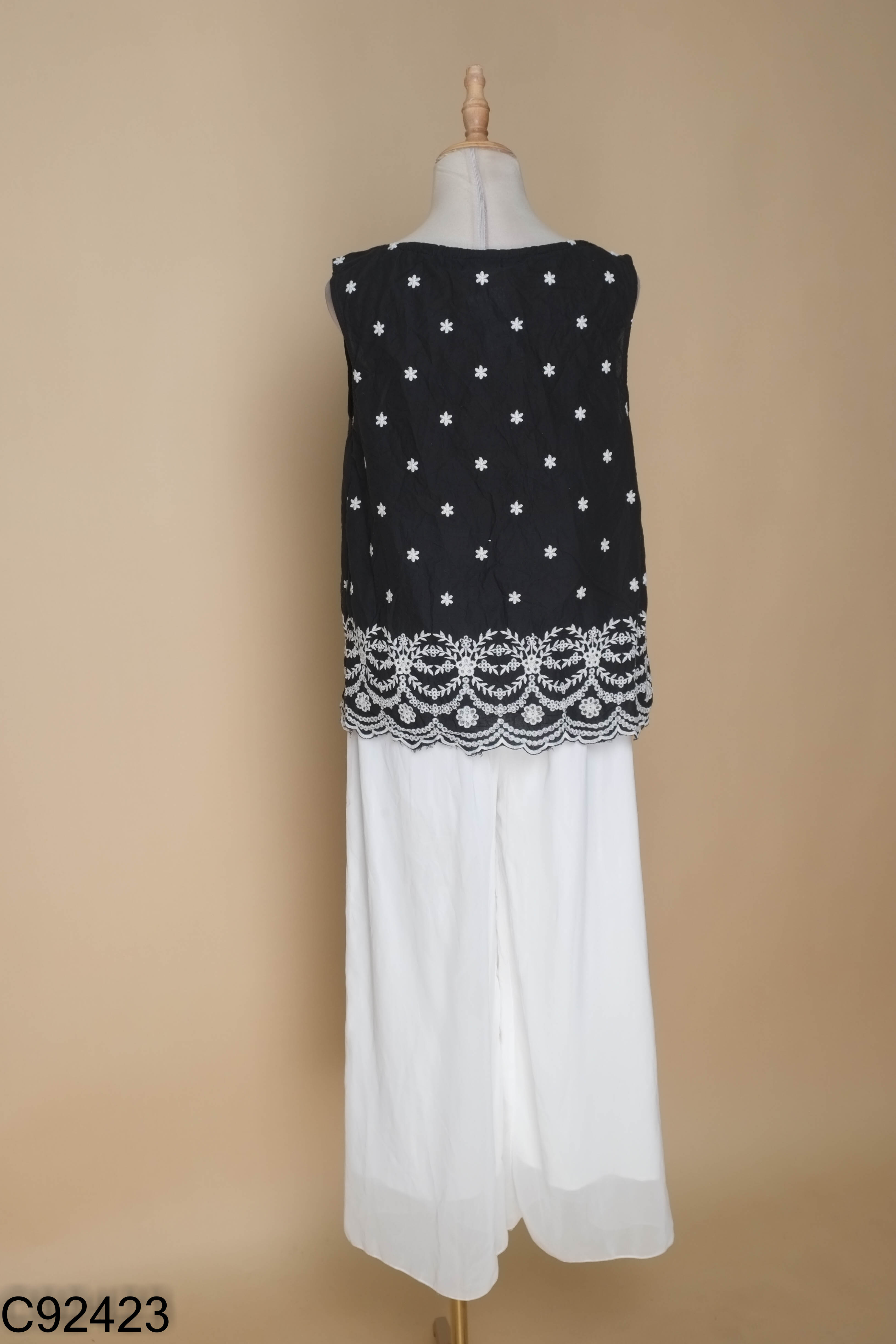 Set áo đen thêu hoa + quần trắng