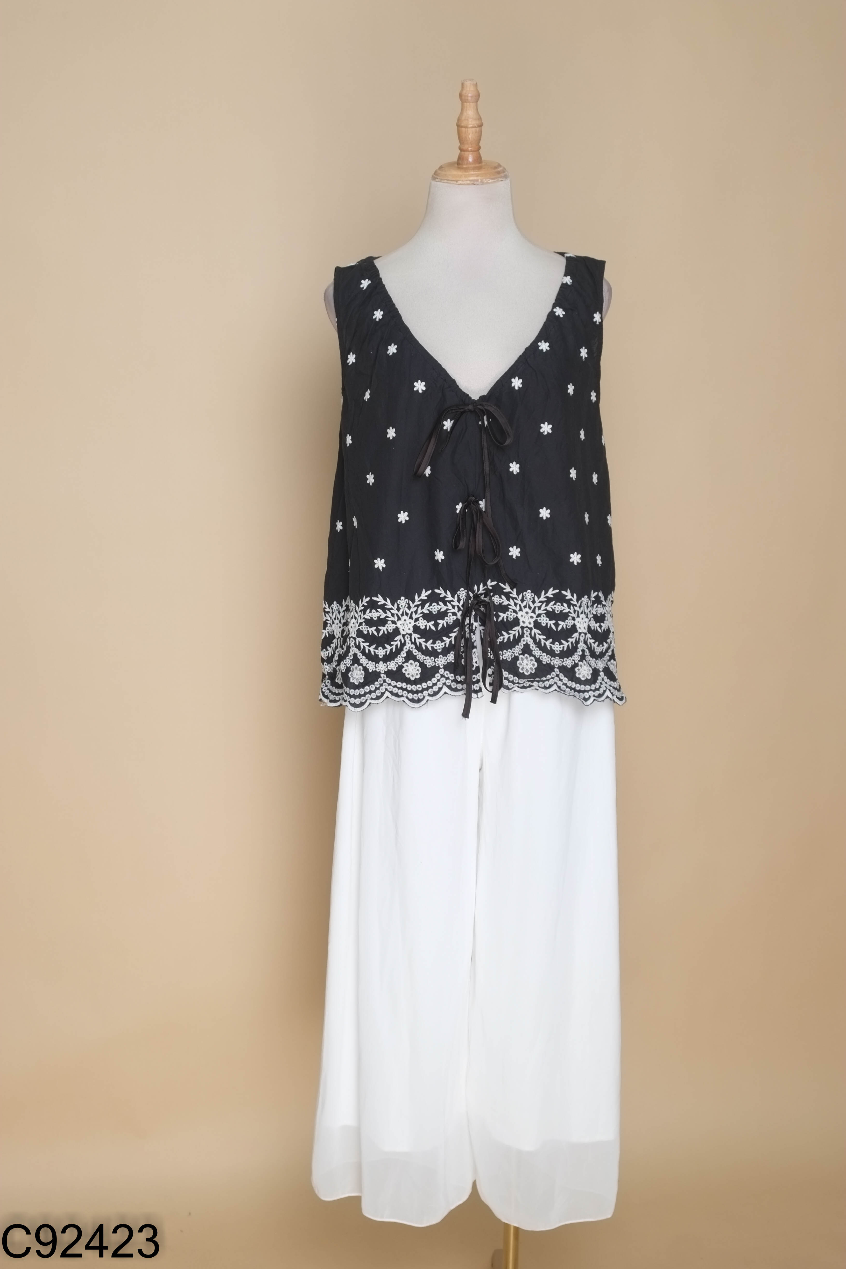 Set áo đen thêu hoa + quần trắng